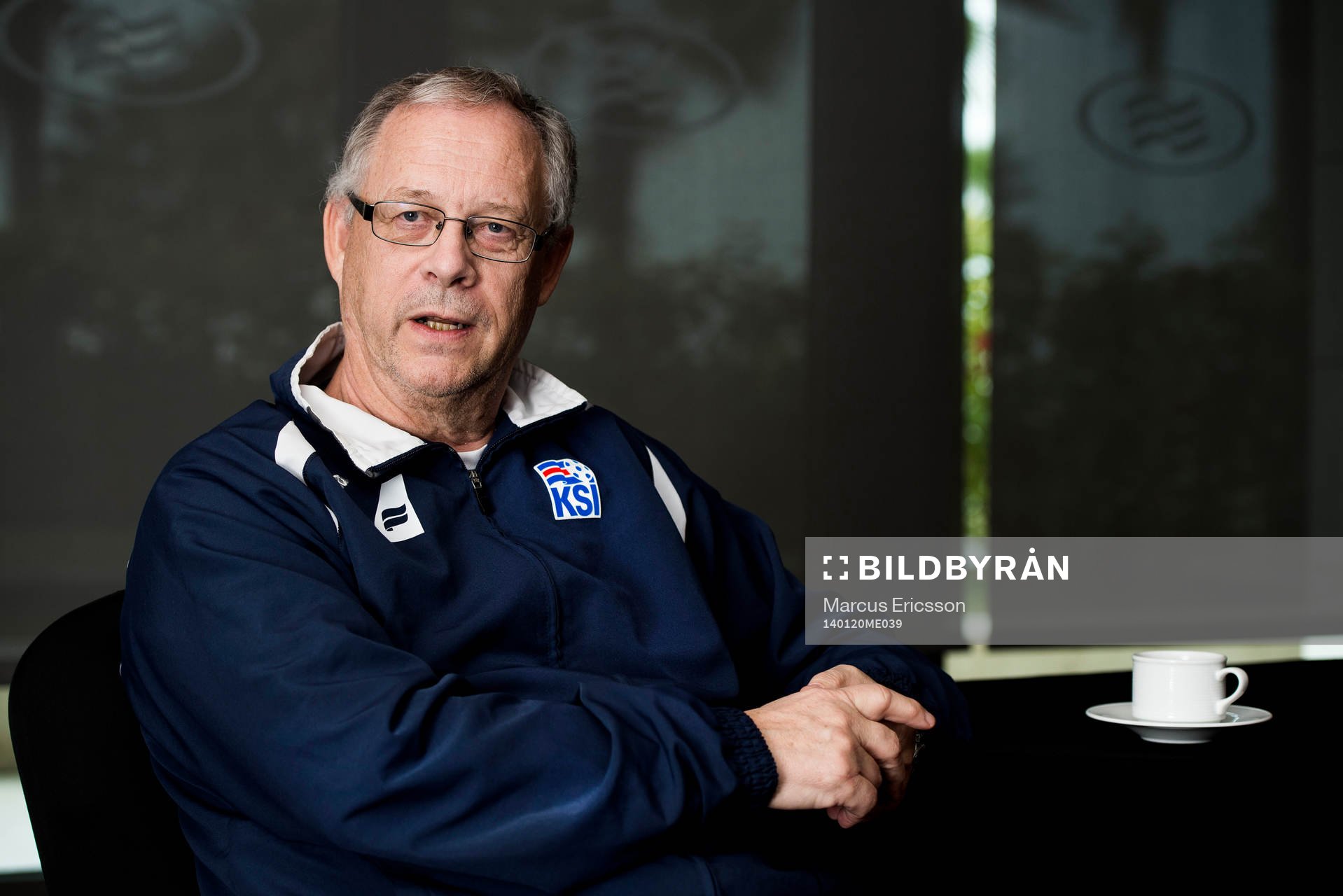 Islands förbundskapten Lars Lagerbäck pratar med media
