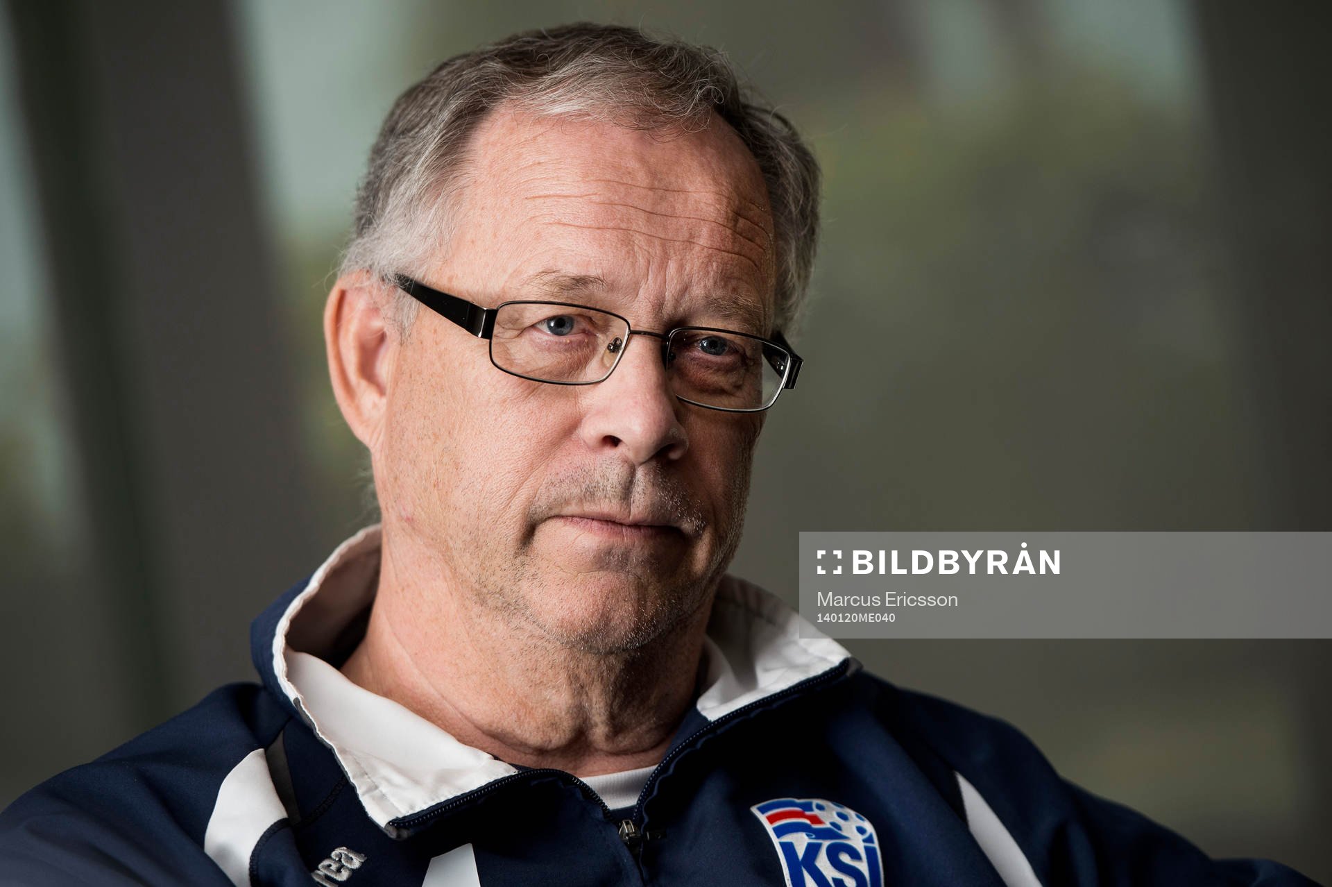 Islands förbundskapten Lars Lagerbäck pratar med media
