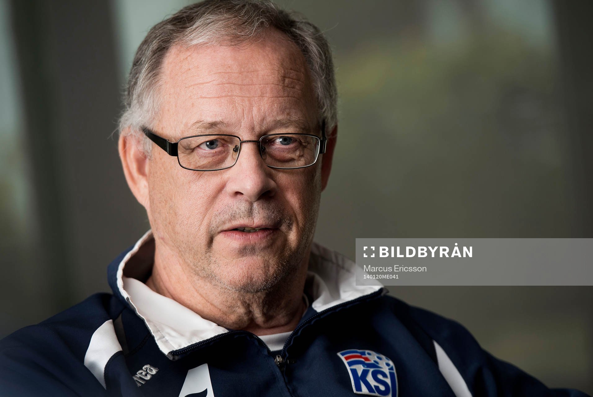 Islands förbundskapten Lars Lagerbäck pratar med media