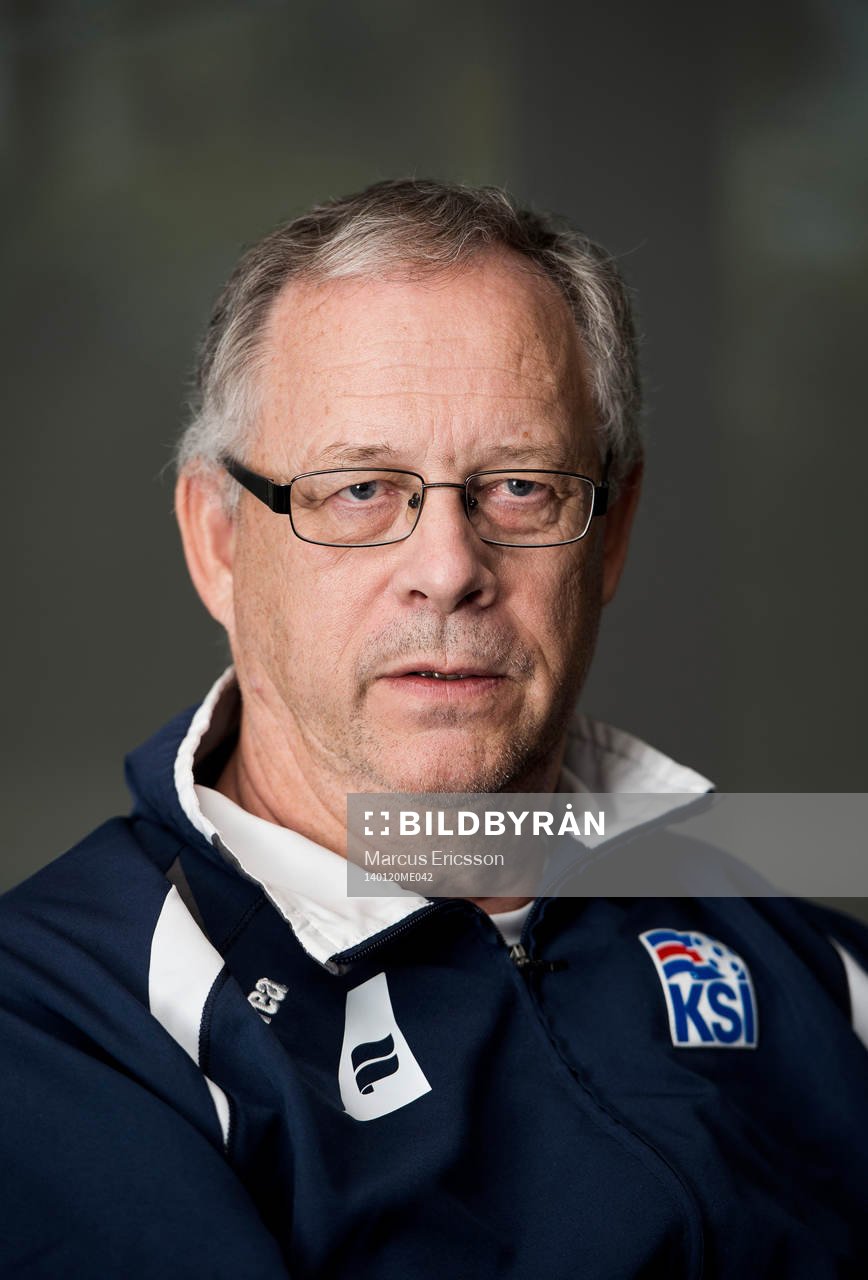 Islands förbundskapten Lars Lagerbäck pratar med media