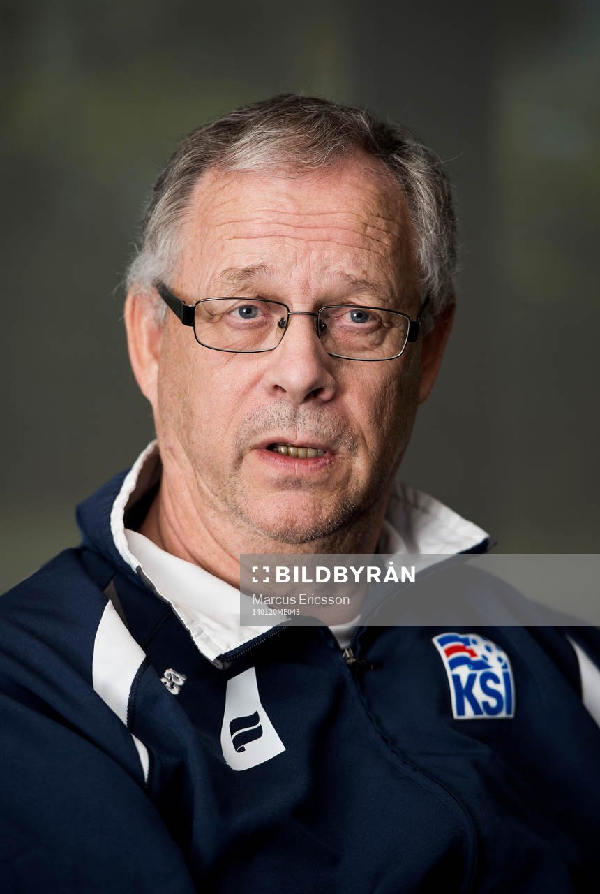 Islands förbundskapten Lars Lagerbäck pratar med media
