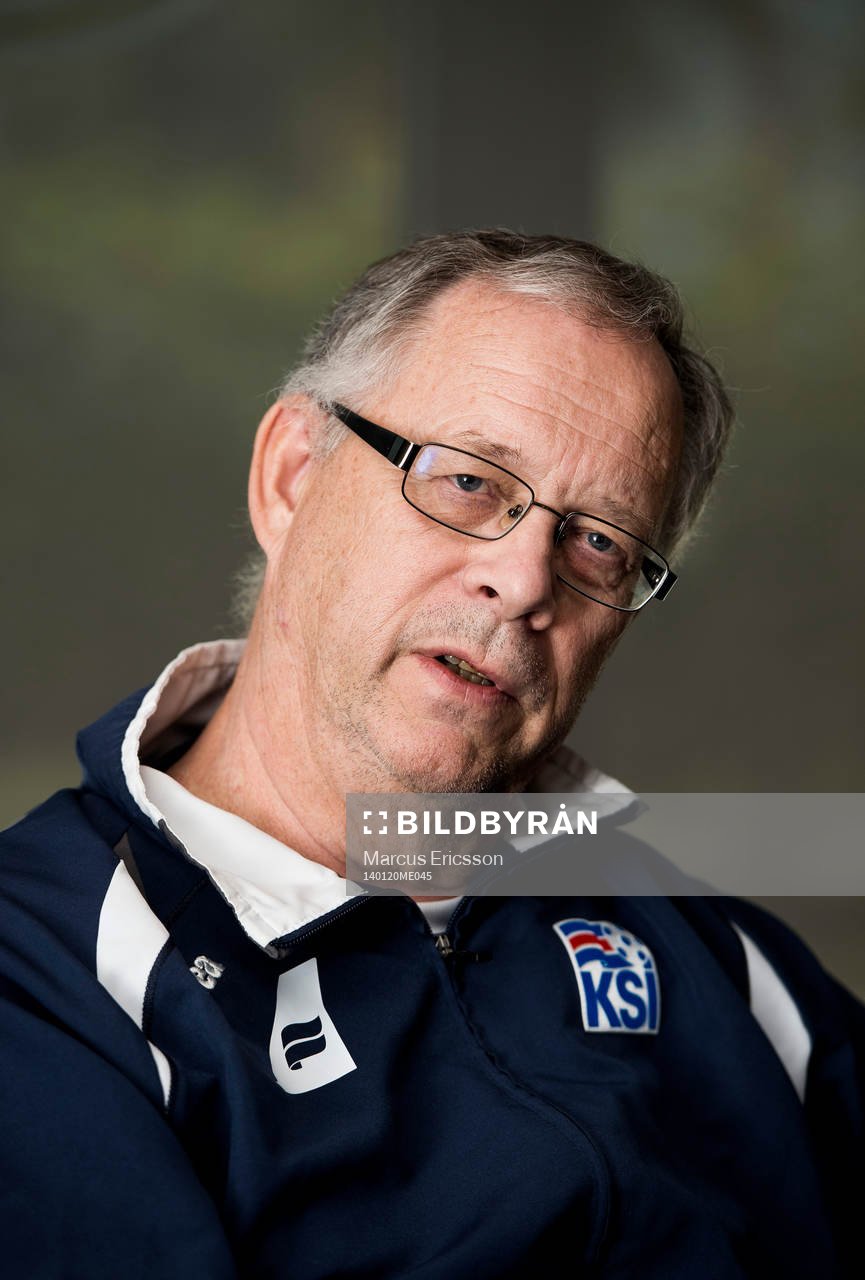 Islands förbundskapten Lars Lagerbäck pratar med media