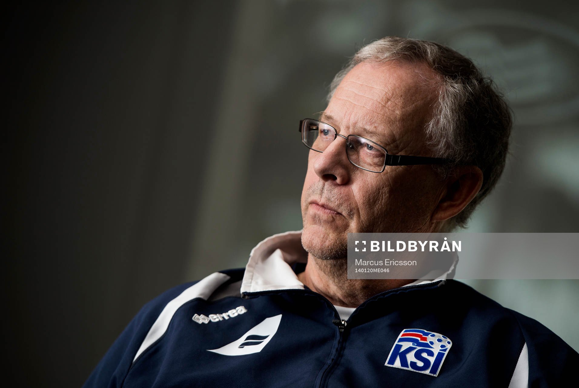 Islands förbundskapten Lars Lagerbäck pratar med media