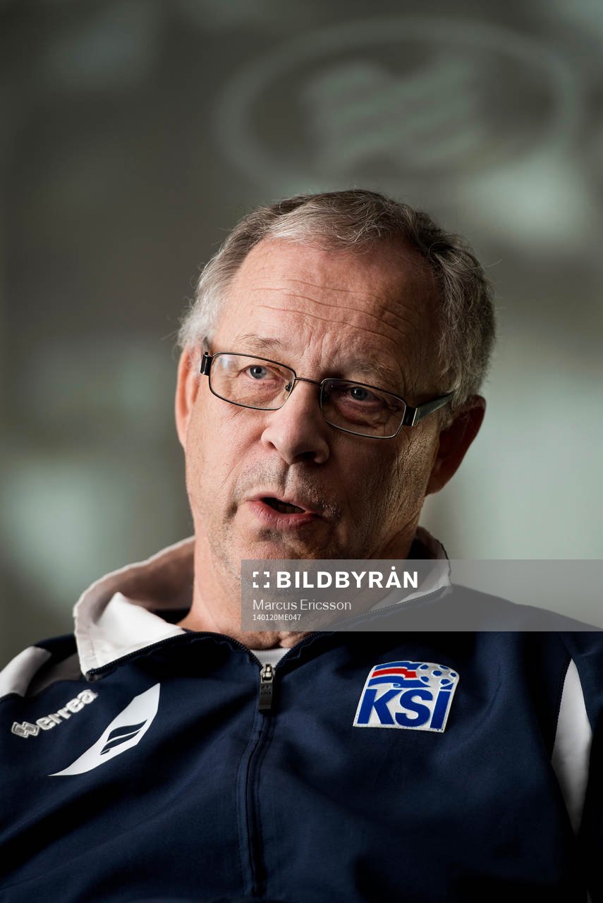 Islands förbundskapten Lars Lagerbäck pratar med media