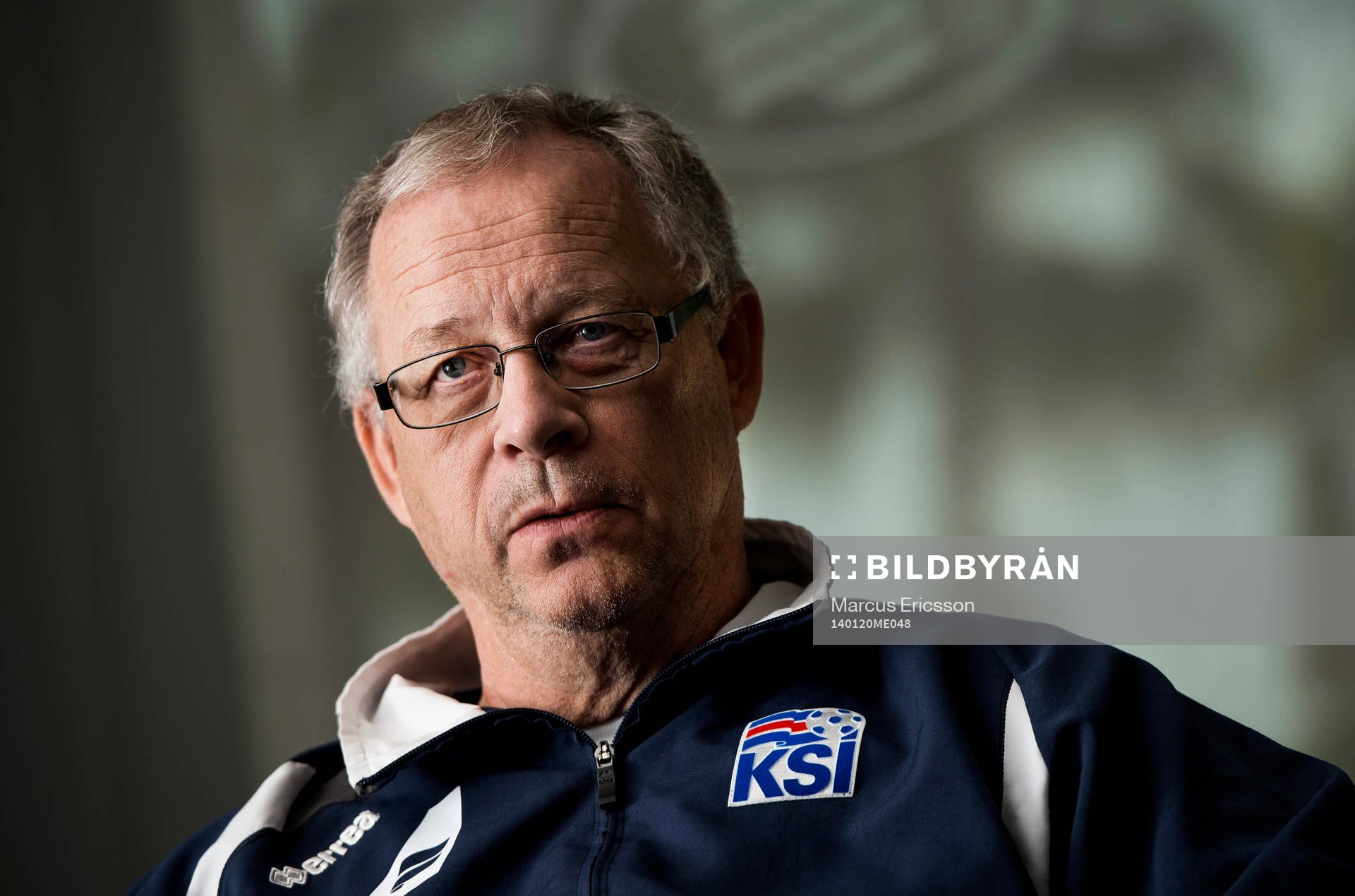 Islands förbundskapten Lars Lagerbäck pratar med media