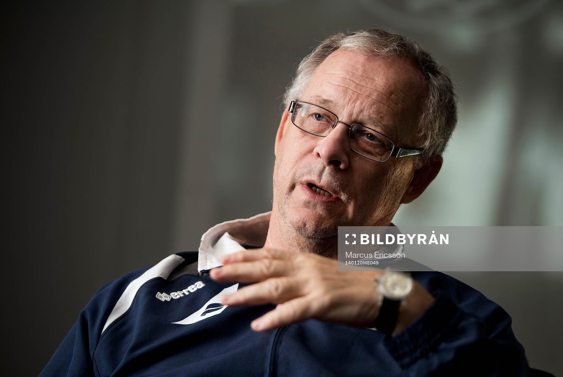 Islands förbundskapten Lars Lagerbäck pratar med media