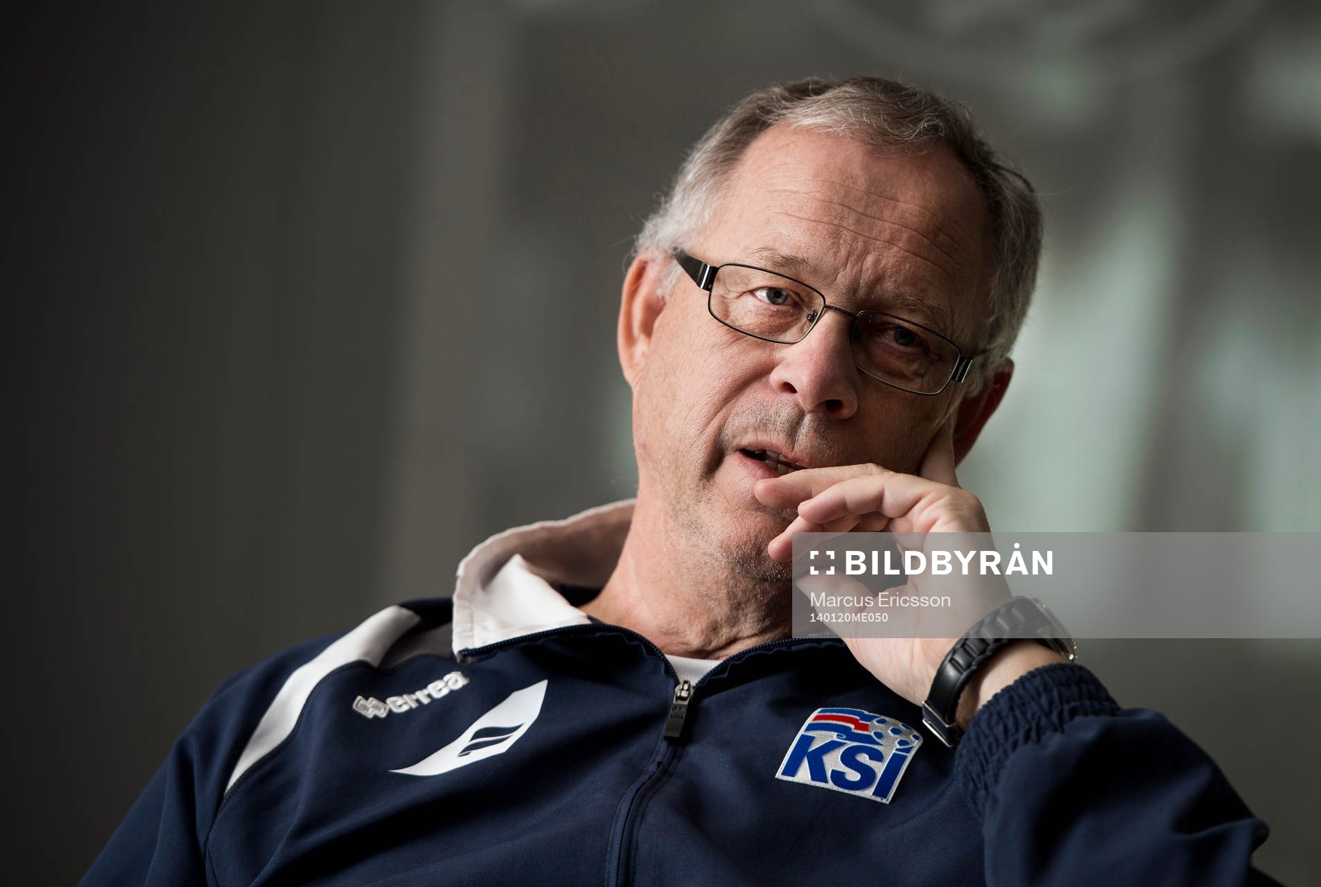 Islands förbundskapten Lars Lagerbäck pratar med media