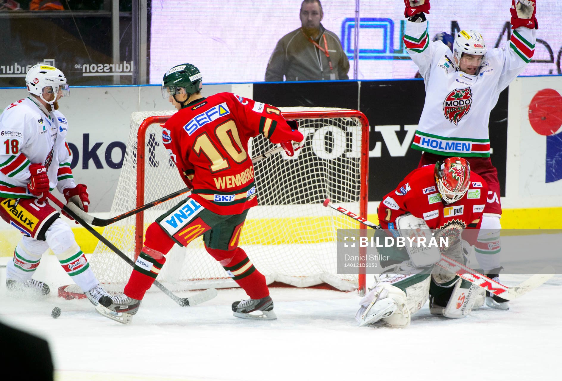 Modos Mattias Ritola och Per-Åge Skröder jublar
