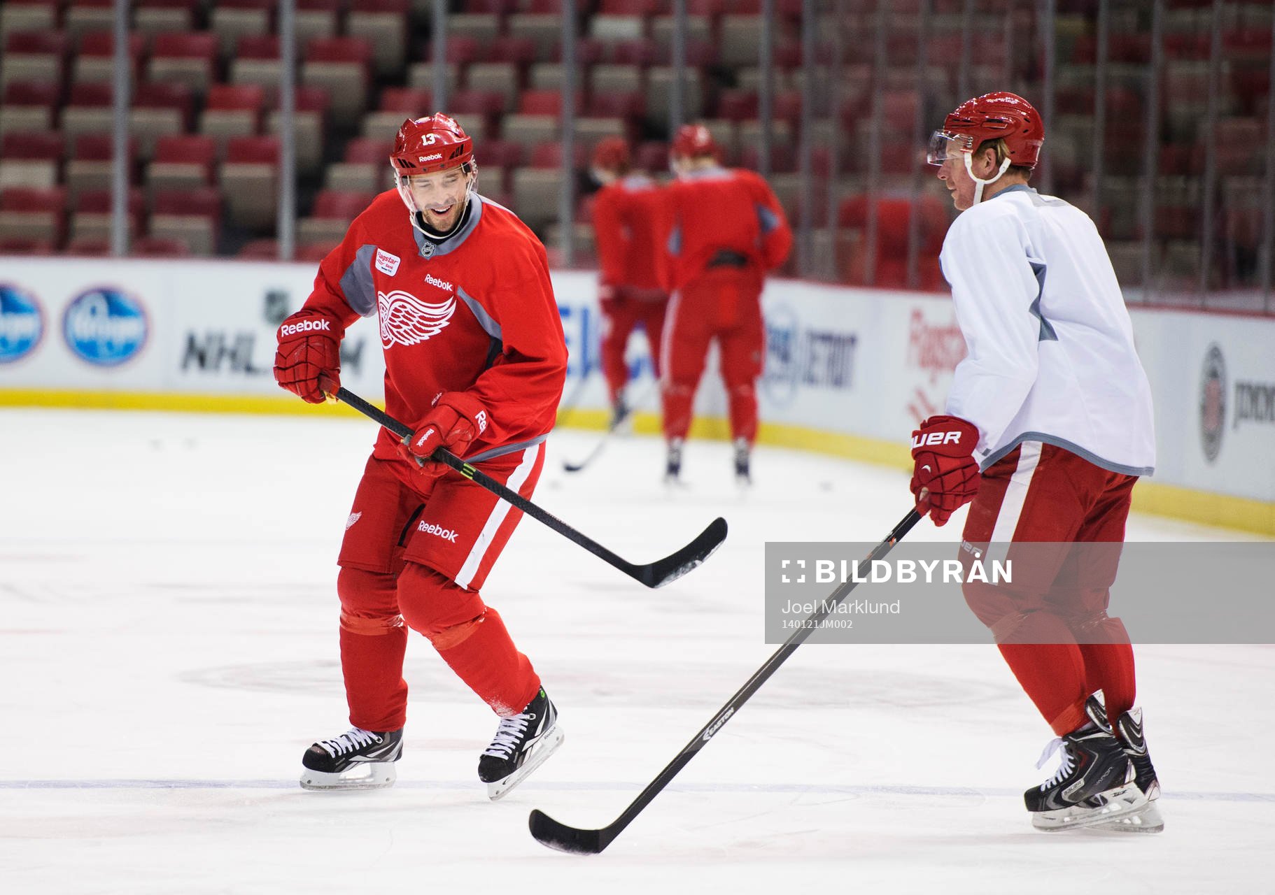 Pavel Datsyuk skojar med Daniel Alfredsson