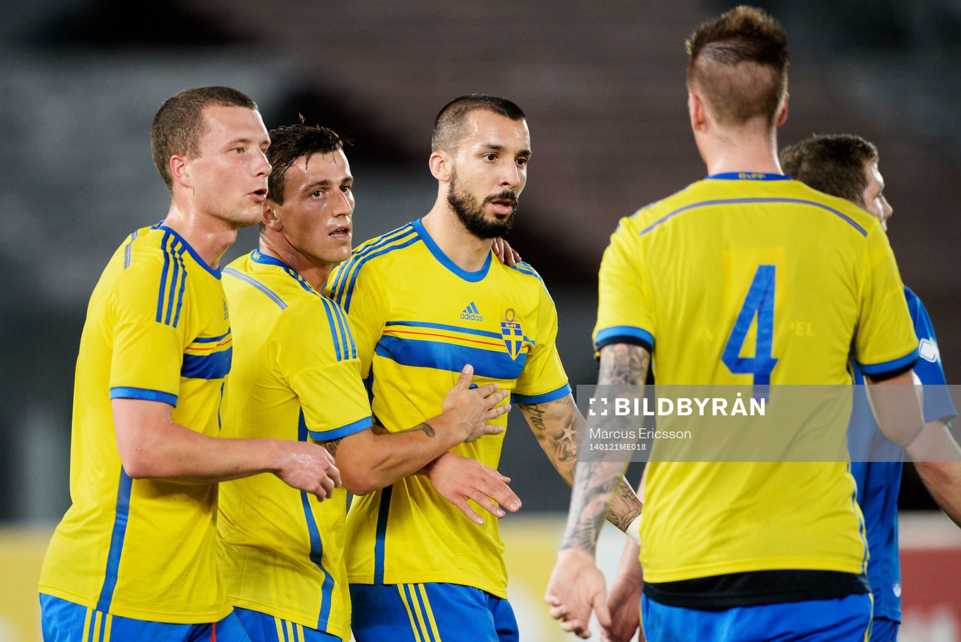 Sveriges Guillermo Molins jublar efter 2-0 under träningslandskampen mellan Island och Sverige på januariturnén den 21 januari 2014 i Abu Dhabi.