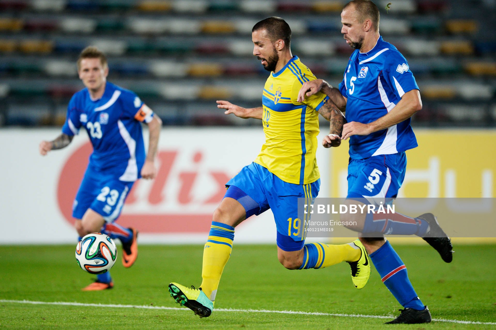 Sveriges Guillermo Molins och Islands Indridi Sigurdsson under träningslandskampen mellan Island och Sverige på januariturnén den 21 januari 2014 i Abu Dhabi.