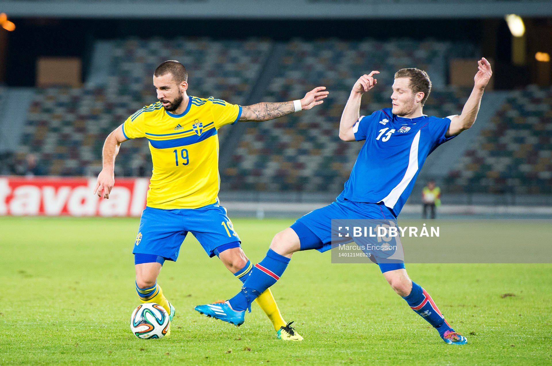 Sveriges Guillermo Molins rundar Islands Bjorn Daniel Sverrisson under träningslandskampen mellan Island och Sverige på januariturnén den 21 januari 2014 i Abu Dhabi.