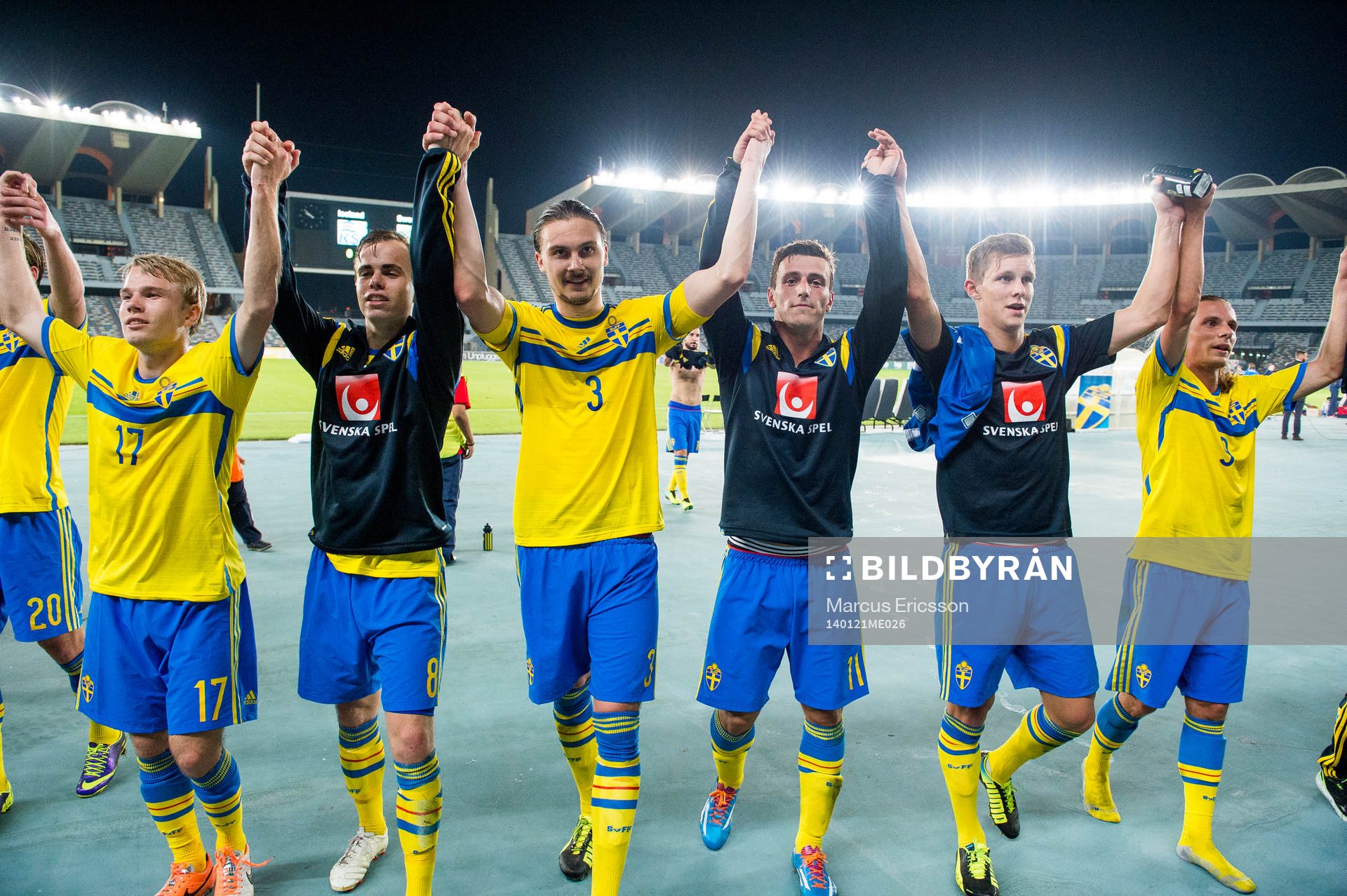 Sveriges Oscar Lewicki, Andreas Blomqvist, Erik Johansson, Erton Fejzullahu, Emil Krafth och Niklas Hult tackar publiken efter träningslandskampen mellan Island och Sverige på januariturnén den 21 januari 2014 i Abu Dhabi.