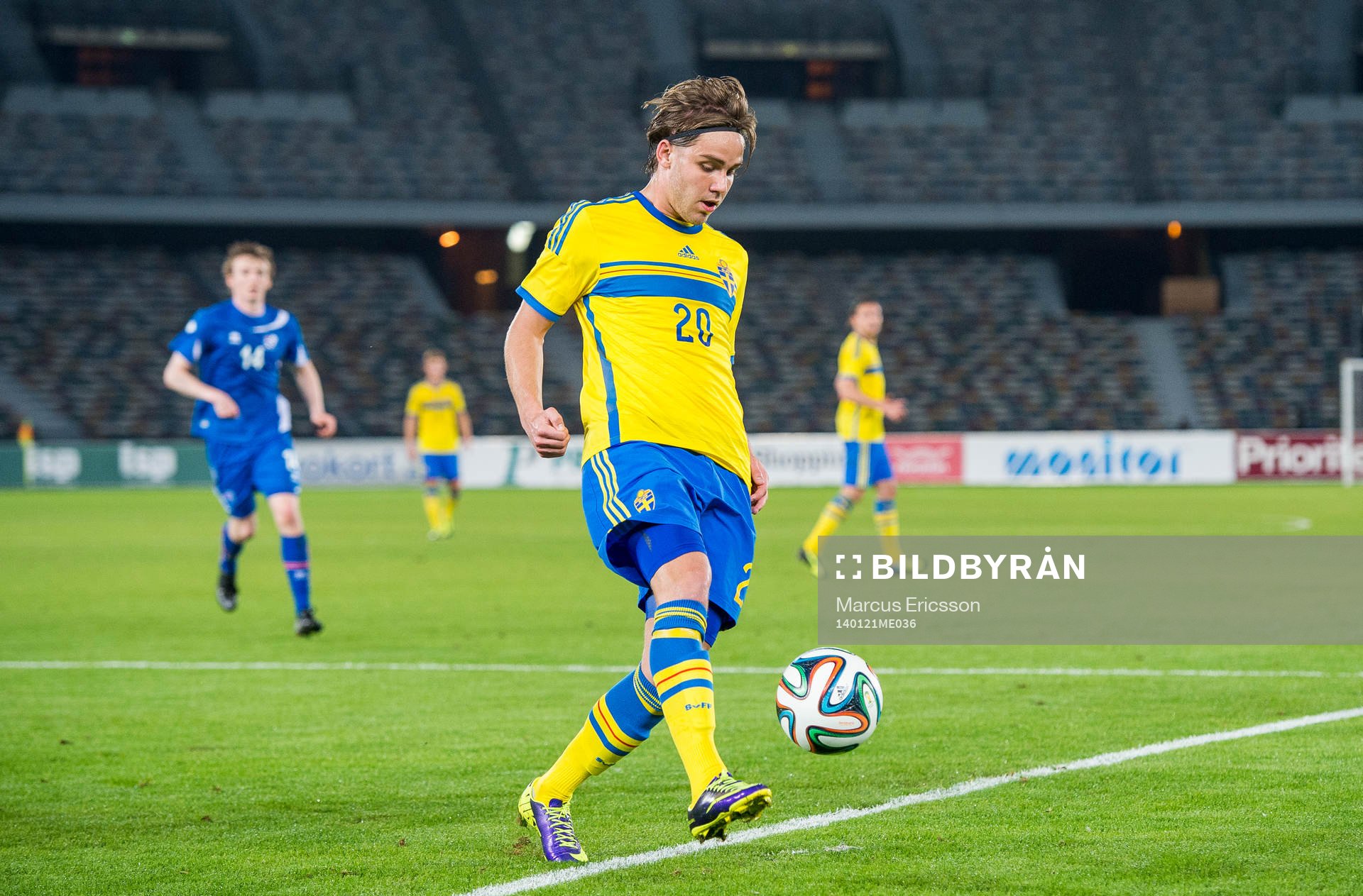Sveriges Christoffer Nyman tar emot bollen och spelar in
