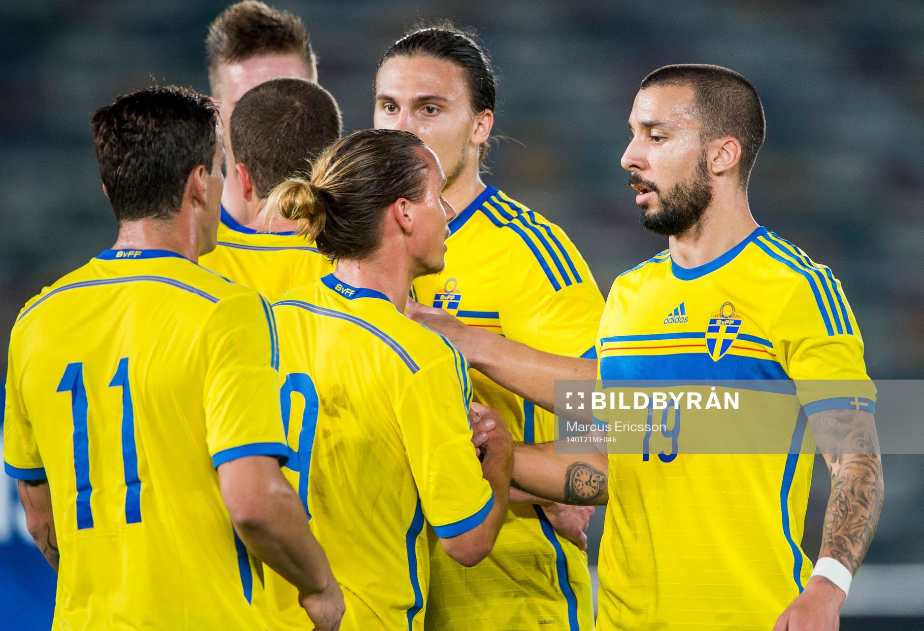 Jubel i Sverige efter 2-0 av Guillermo Molins som kramas om under träningslandskampen mellan Island och Sverige på januariturnén den 21 januari 2014 i Abu Dhabi.