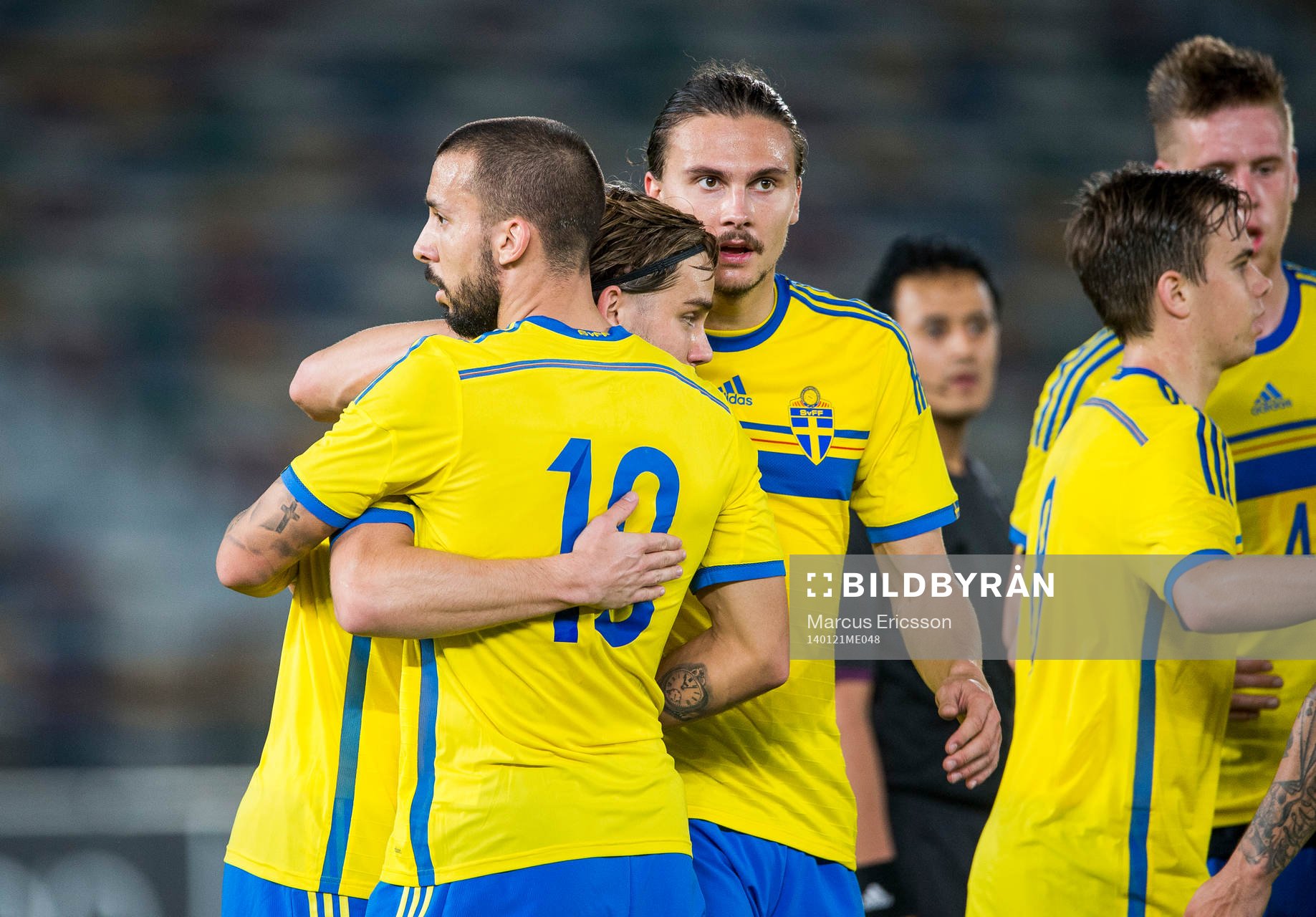 Jubel i Sverige efter 2-0 av Guillermo Molins framspelad av Christoffer Nyman, i bakgrunden Erik Johansson under träningslandskampen mellan Island och Sverige på januariturnén den 21 januari 2014 i Abu Dhabi.