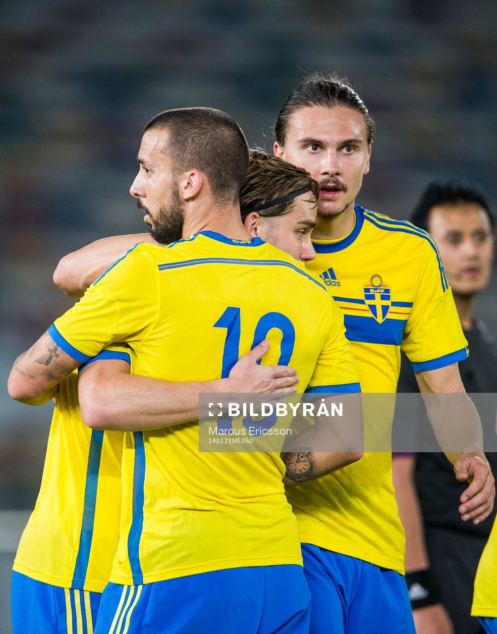 Jubel i Sverige efter 2-0 av Guillermo Molins framspelad av Christoffer Nyman, i bakgrunden Erik Johansson under träningslandskampen mellan Island och Sverige på januariturnén den 21 januari 2014 i Abu Dhabi.