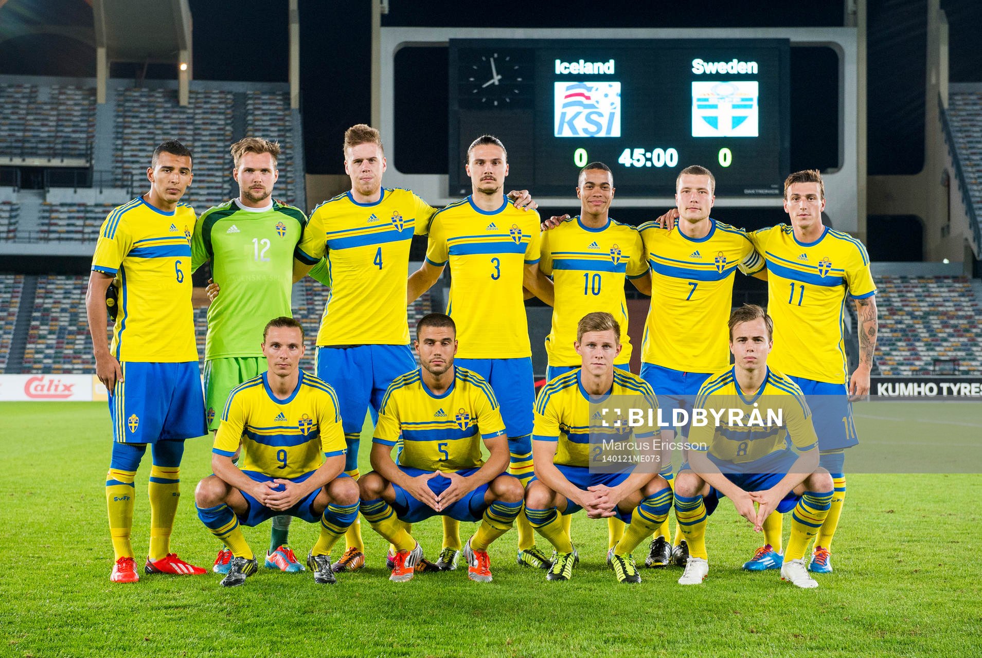 Sveriges startelva bak fr.v. Nabil Bahoui, målvakt Oscar Jansson, Pontus Jansson, Erik Johansson, Robin Quaison, Jakob Johansson, Erton Fejzullahu. Fram fr.v. Niklas Hult, Erdin Demir, Emil Krafth och Andreas Blomqvist under träningslandskampen mellan Island och Sverige på januariturnén den 21 januari 2014 i Abu Dhabi.