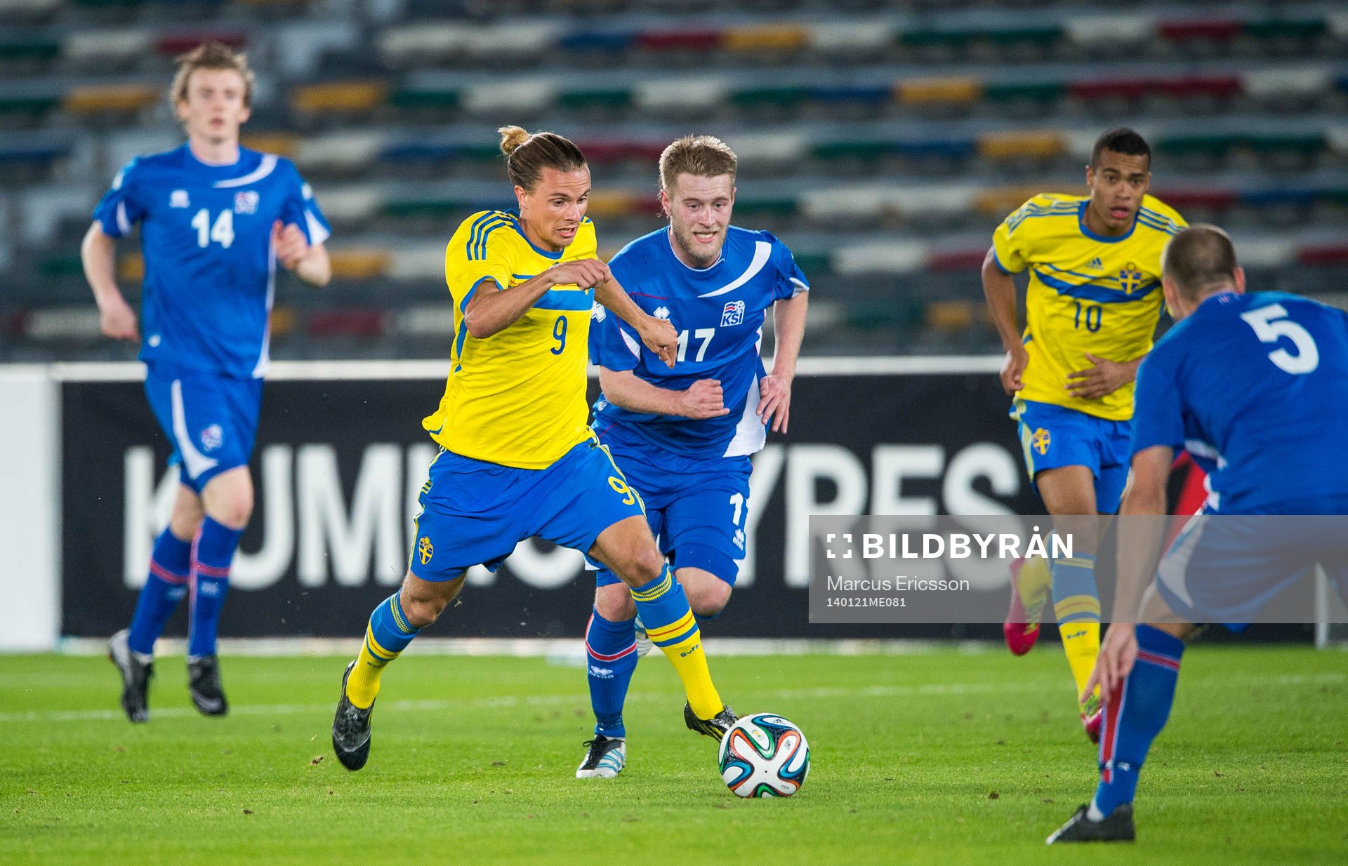 Sveriges Niklas Hult Islands Haukur Pall Sigurdsson