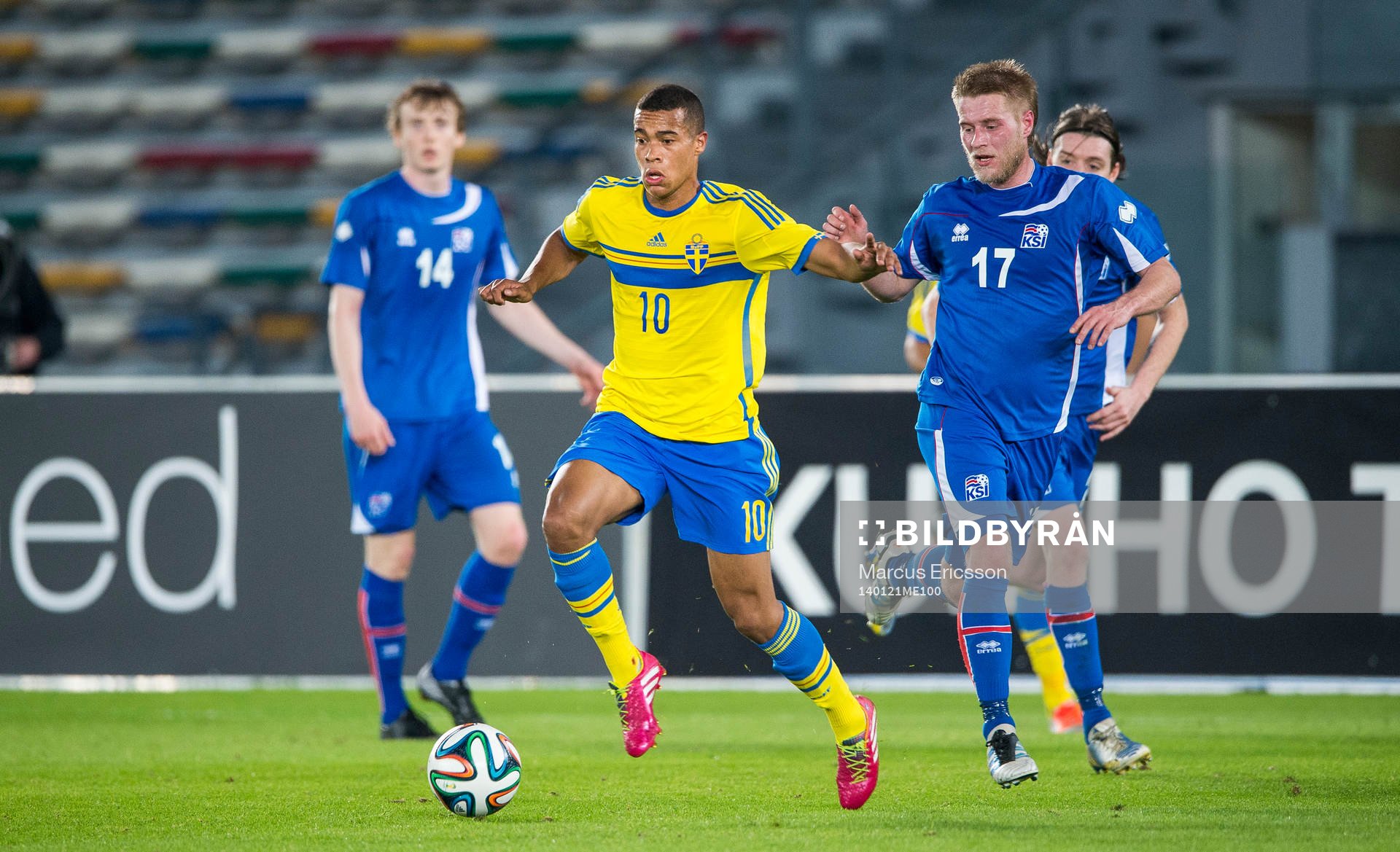 Sveriges Robin Quaison med Islands Haukur Pall Sigurdsson