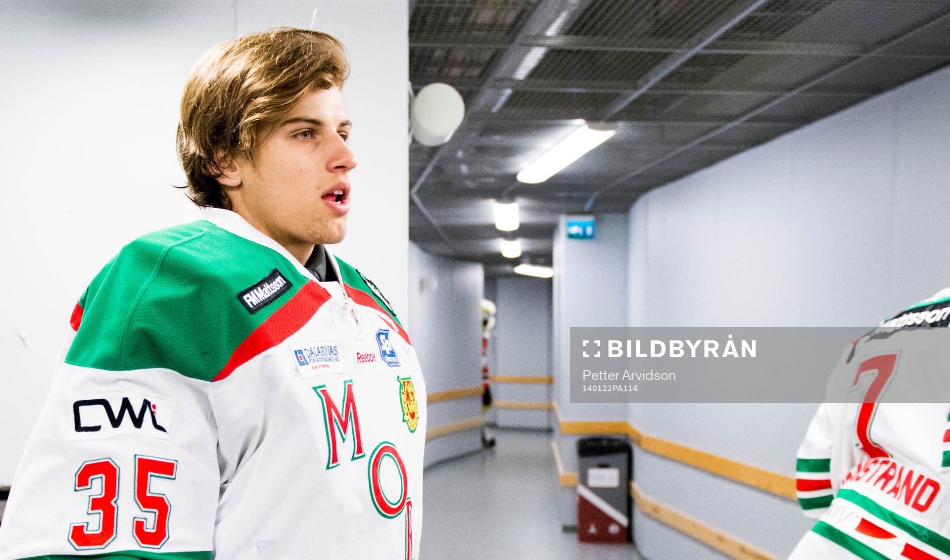 Moras målvakt Mantas Armalis väntar på att äntra isen