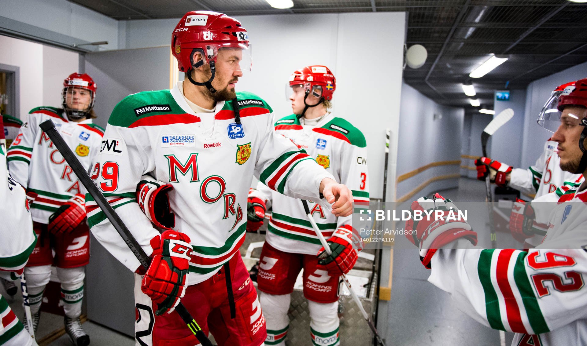 Moras Jonathan Johansson taggar med sina lagkamrater