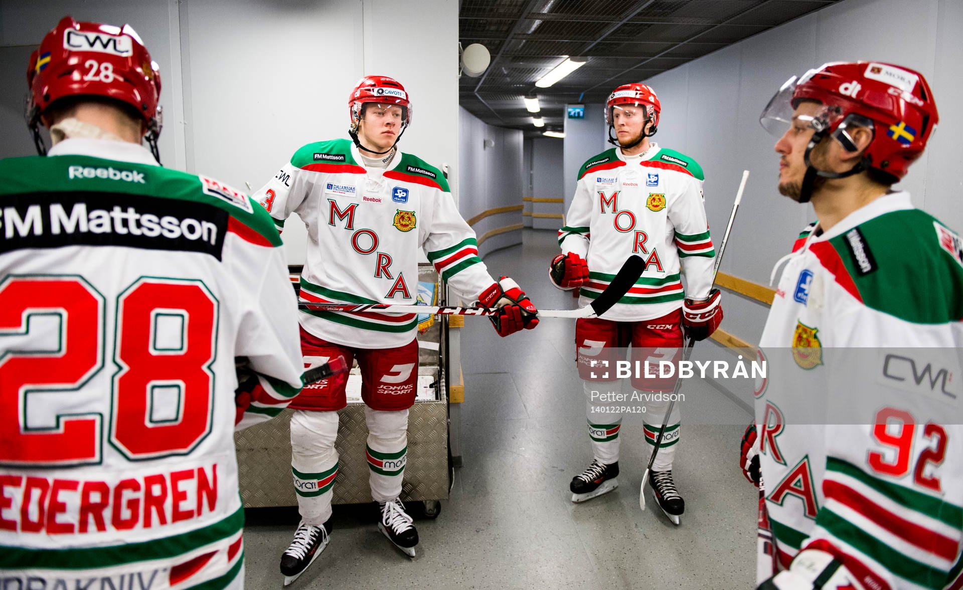 Moras Patrik Cedergren (ryggen vänd mot kameran) Anton