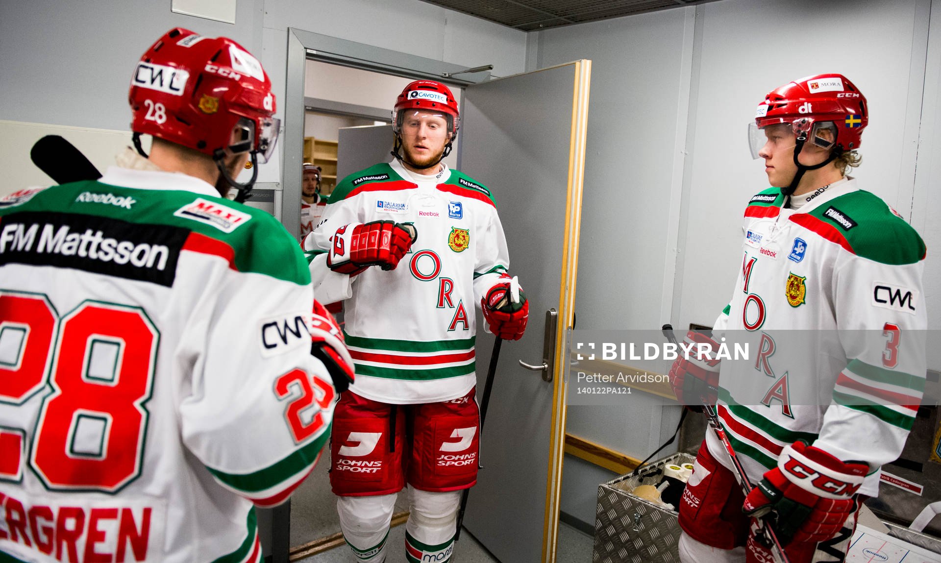 Moras Patrik Cedergren (ryggen vänd mot kameran) Anton