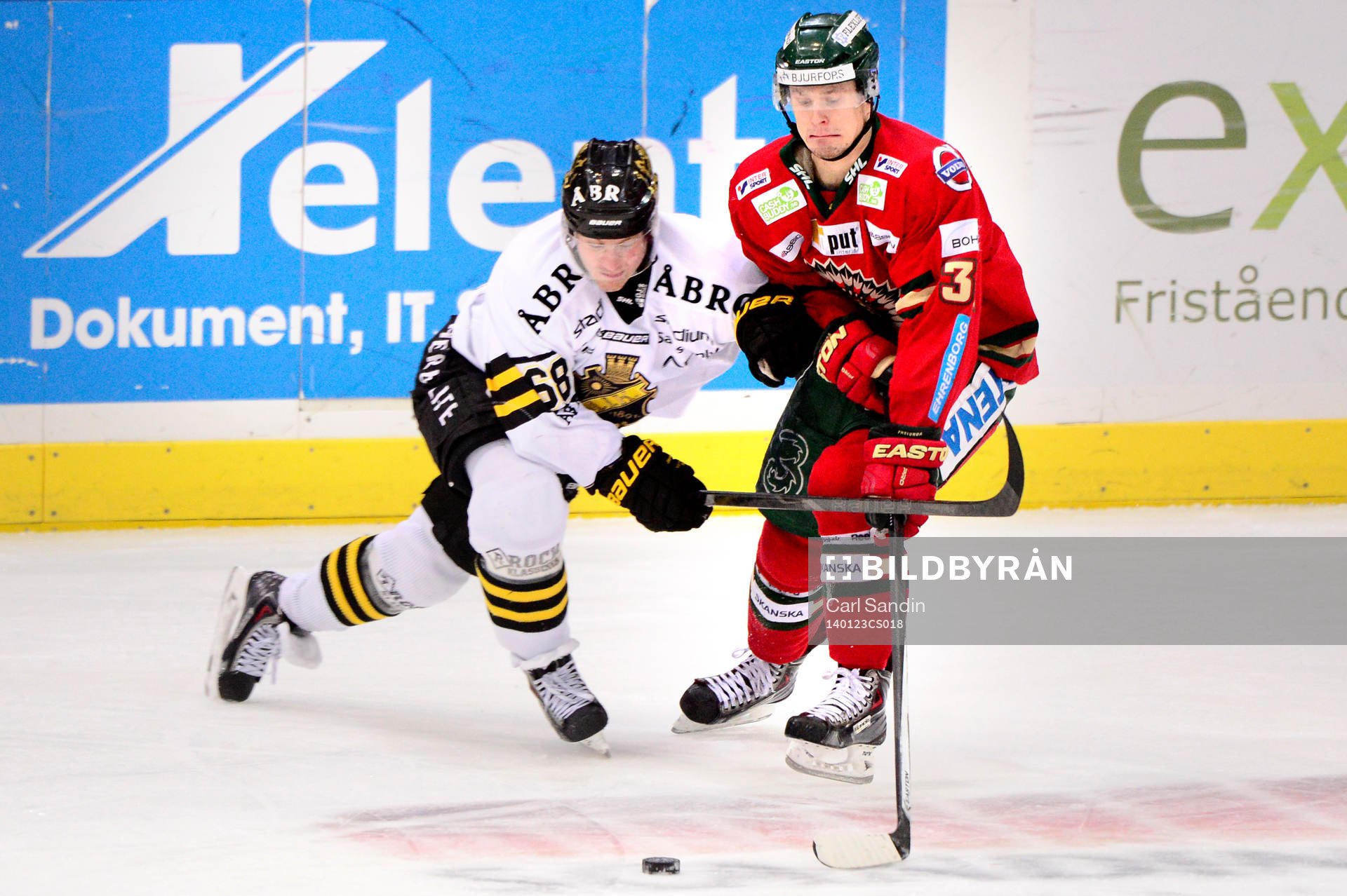 s Victor Ahlström i kamp om pucken Frölundas Nicklas Lasu