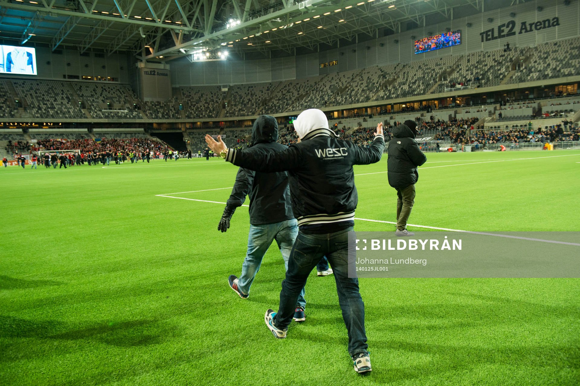 supportrar stormar planen
