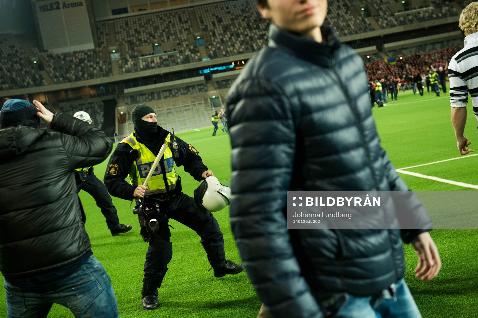 supportrar stormar planen