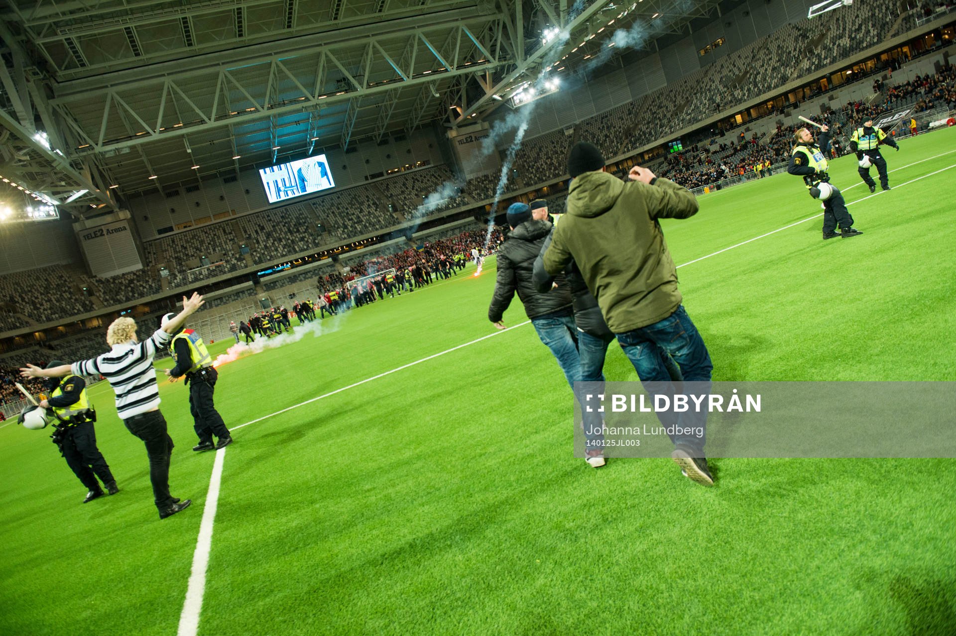 supportrar stormar planen