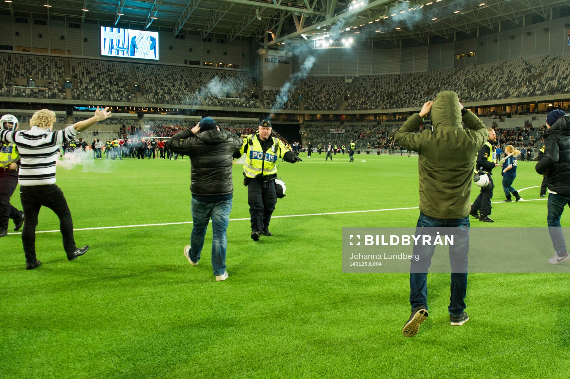 supportrar stormar planen