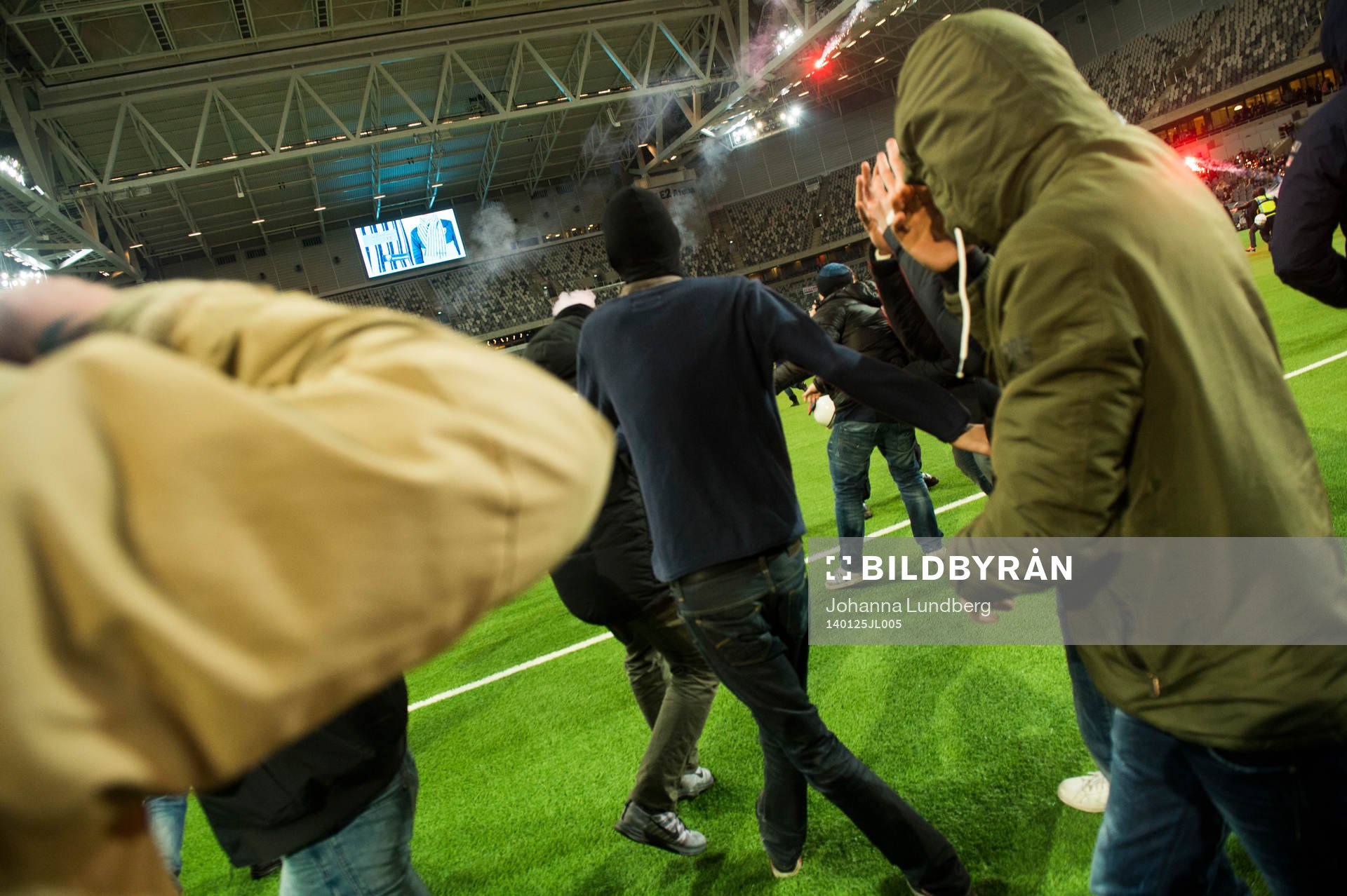 supportrar stormar planen
