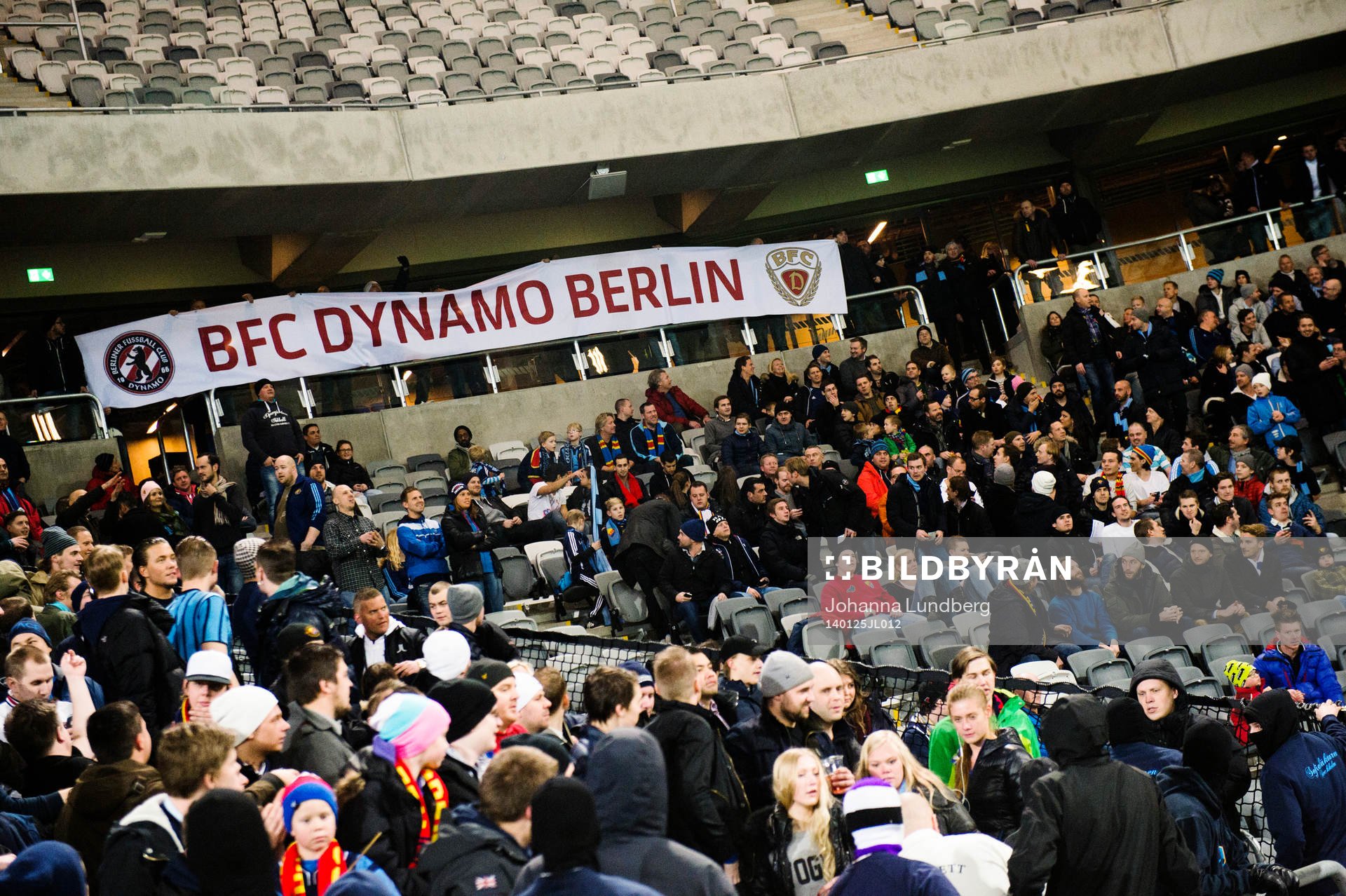 BFC Dynamo Berlin supportrar håller upp en banderoll