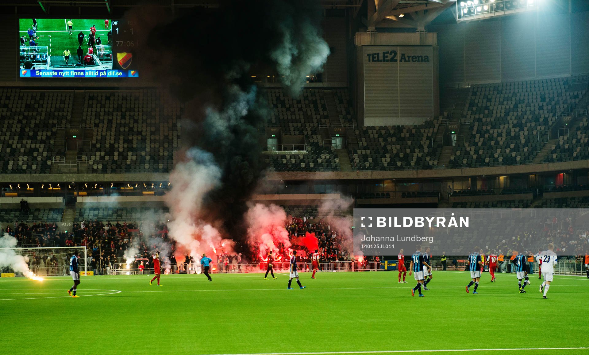 matchen avbryts efter att bengaliska eldar har tänts under en träningsmatch i fotboll mellan Djurgården och Union Berlin den 25 januari 2014 i Stockholm.