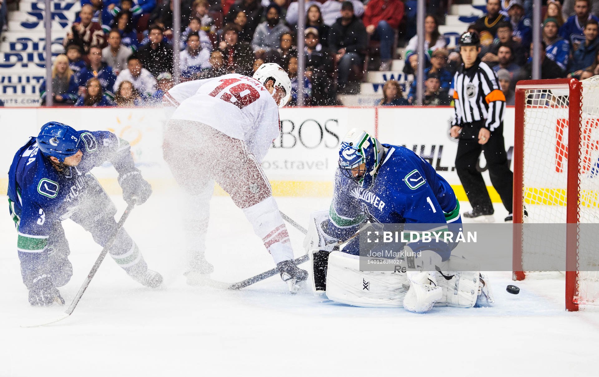 Vancouvers Kevin Bieksa och målvakten Roberto Luongo