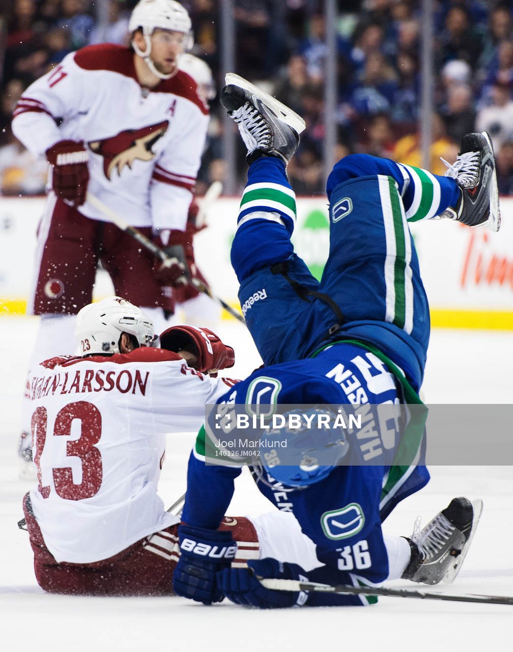 Phoenix Oliver Ekman-Larsson tacklar Vancouvers Jannik