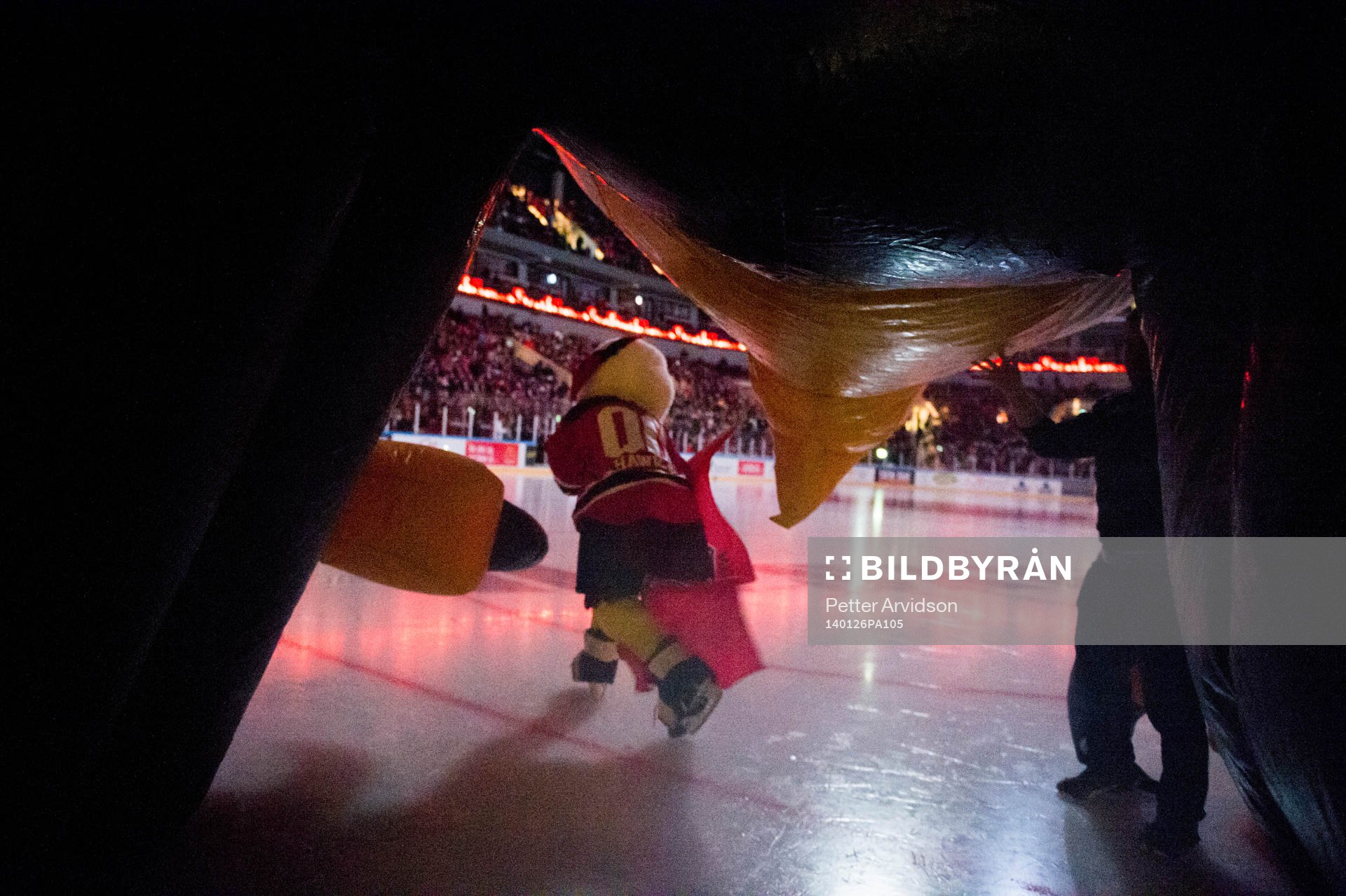 Malmö Redhawks maskoten Hawkan gör entré
