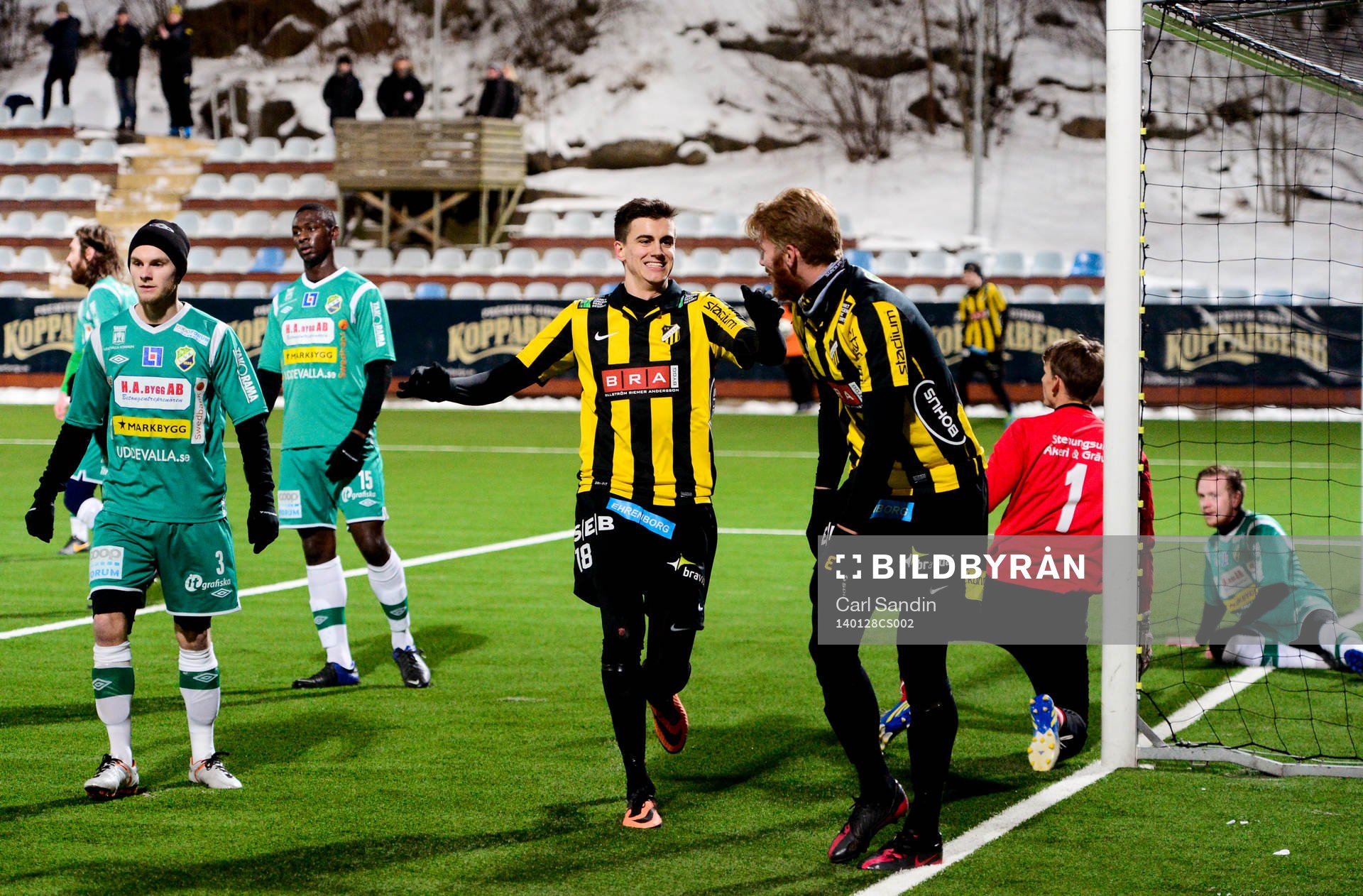 Häckens Alexander Jeremejeff  och Fredrik Björck jublar