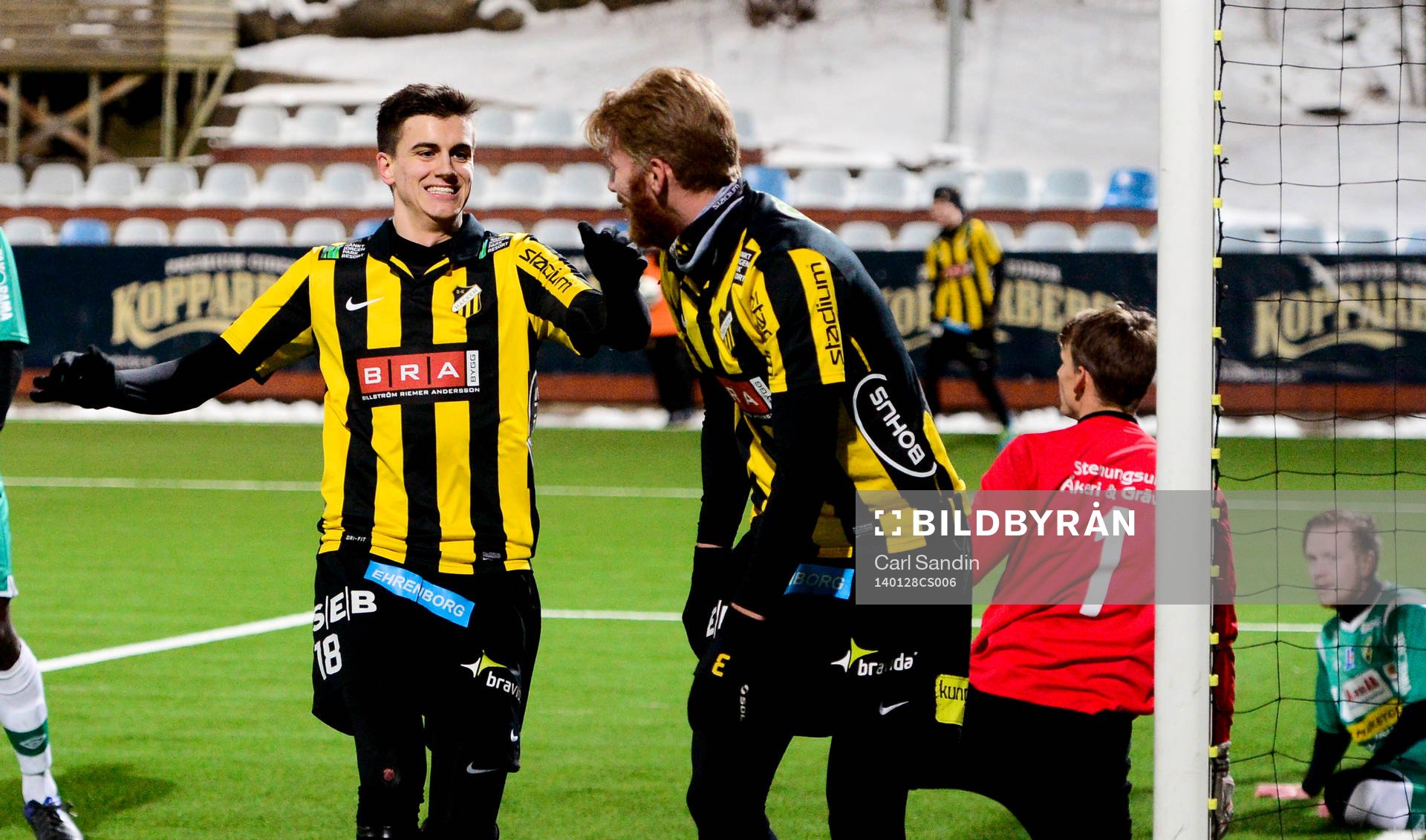Häckens Alexander Jeremejeff  och Fredrik Björck jublar