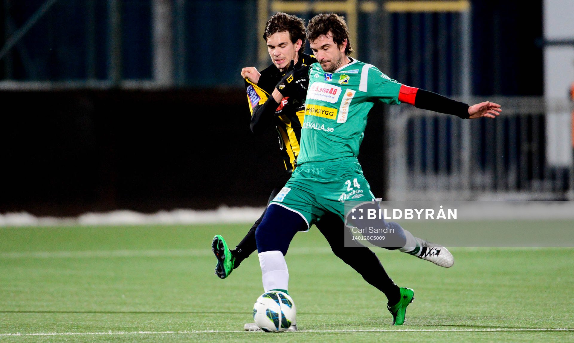 Häckens Alexander Jeremejeff och Ljungskiles Aleksander Kitic under fotbollsmatchen mellan Häcken och Ljungskile den 28 januari 2014 i Göteborg.