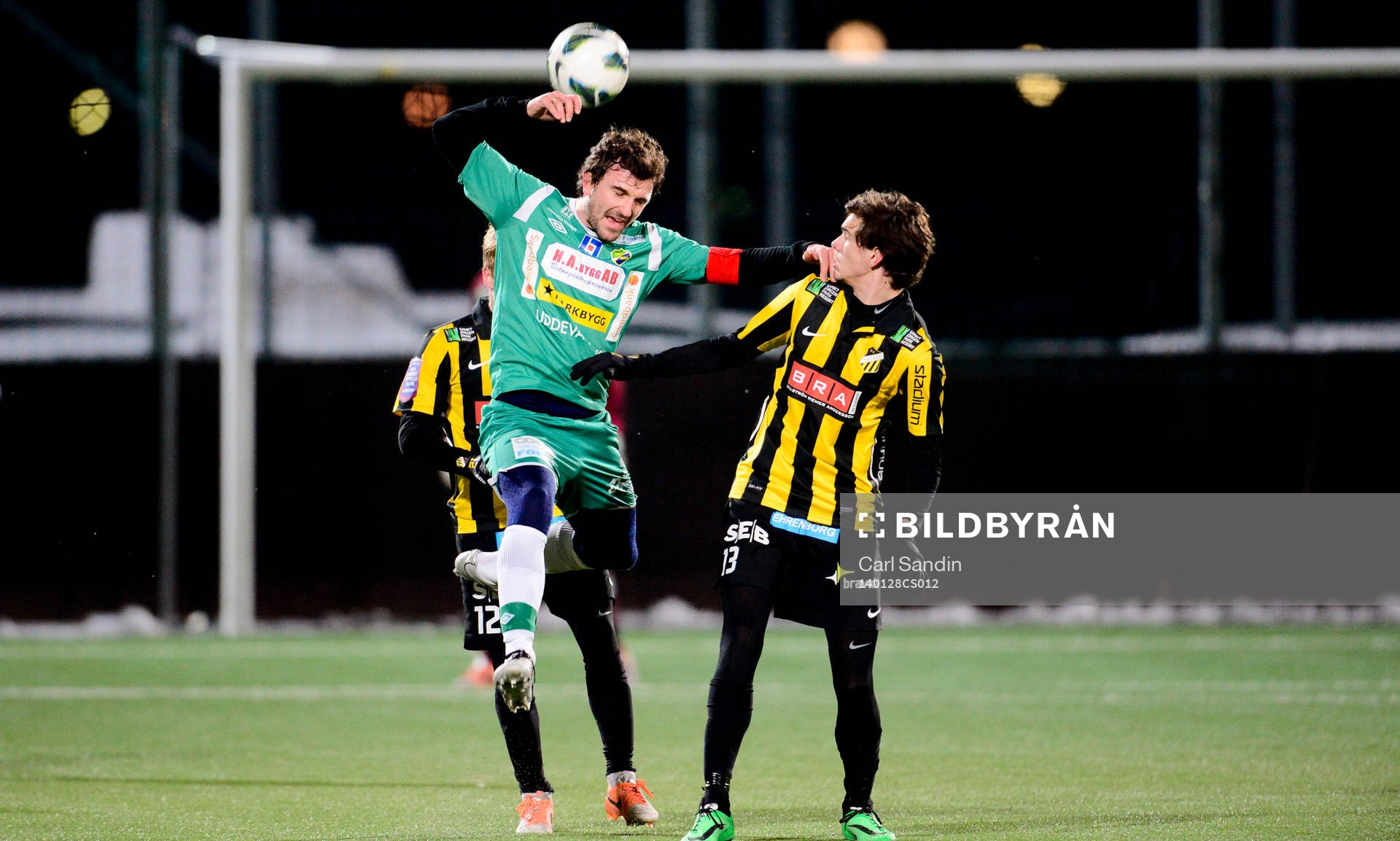 Ljungskiles Aleksander Kitic nickar bollen