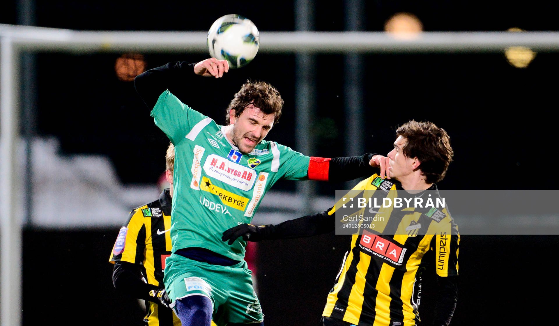 Ljungskiles Aleksander Kitic nickar bollen under fotbollsmatchen mellan Häcken och Ljungskile den 28 januari 2014 i Göteborg.