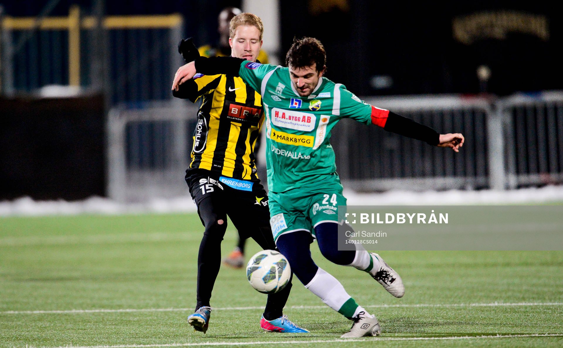 Häckens Samuel Gustafson och Ljungskiles Aleksander Kitic under fotbollsmatchen mellan Häcken och Ljungskile den 28 januari 2014 i Göteborg.