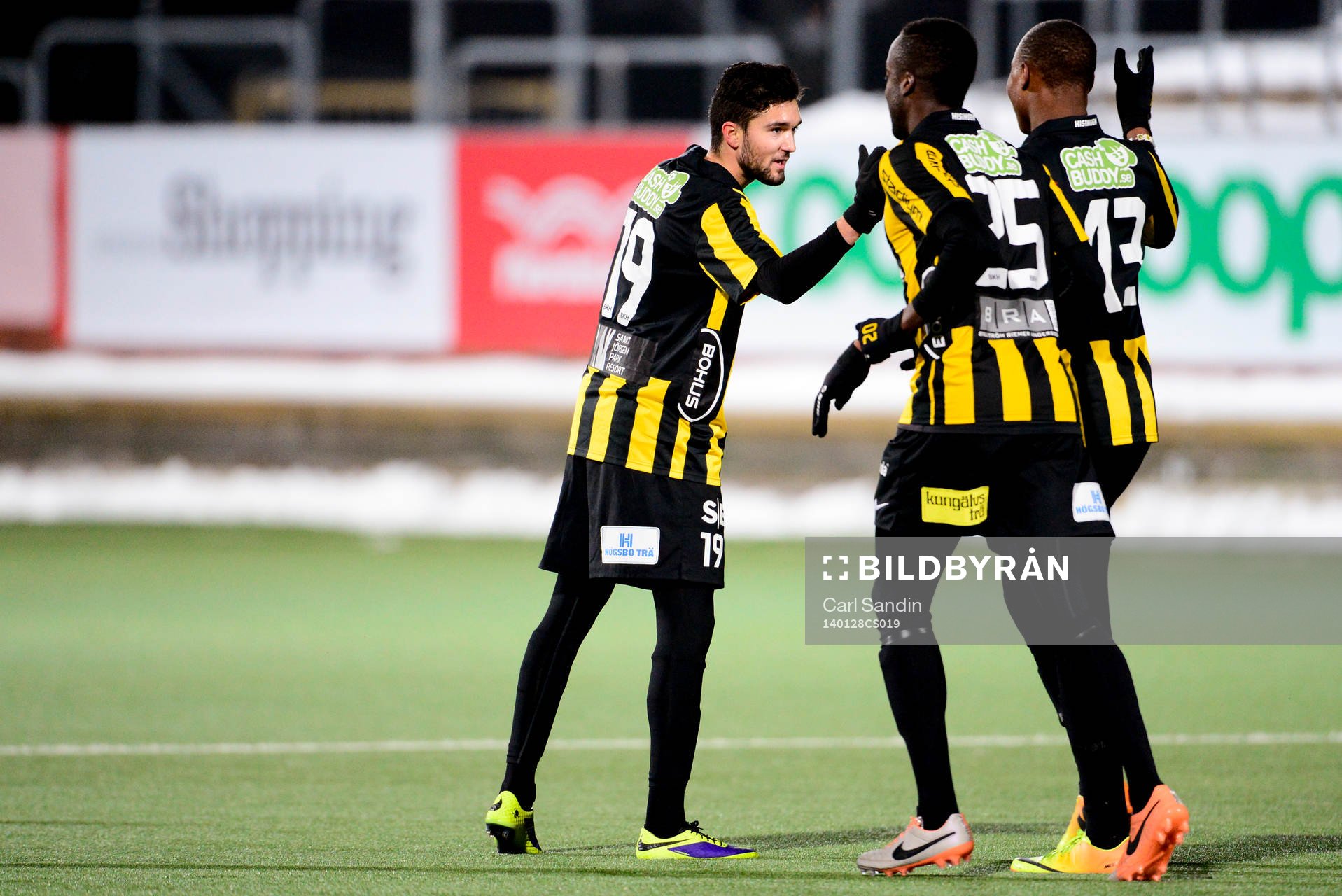 Häckens Leonard Zuta jublar med sina lagkamrater efter 5-1 under fotbollsmatchen mellan Häcken och Ljungskile den 28 januari 2014 i Göteborg.