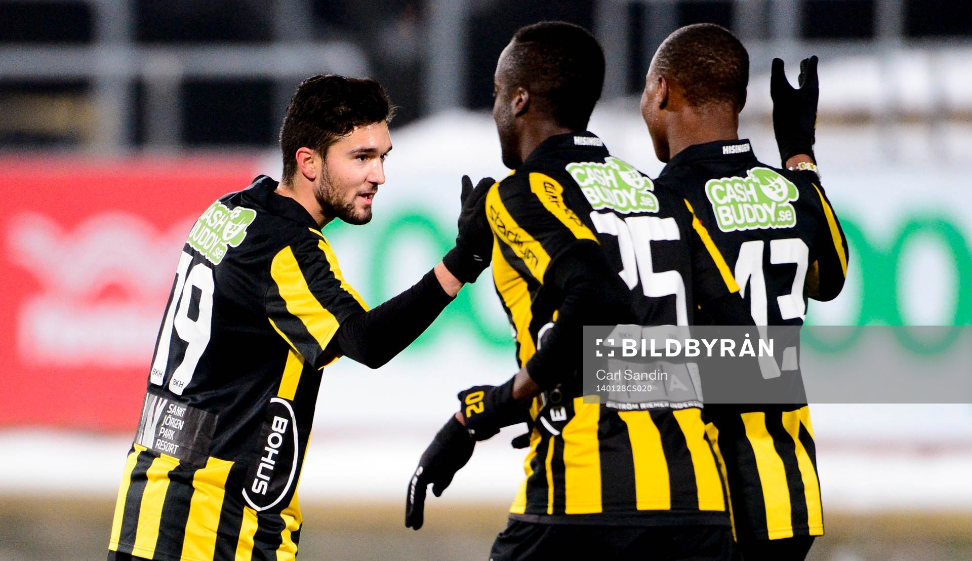 Häckens Leonard Zuta jublar med sina lagkamrater efter 5-1 under fotbollsmatchen mellan Häcken och Ljungskile den 28 januari 2014 i Göteborg.