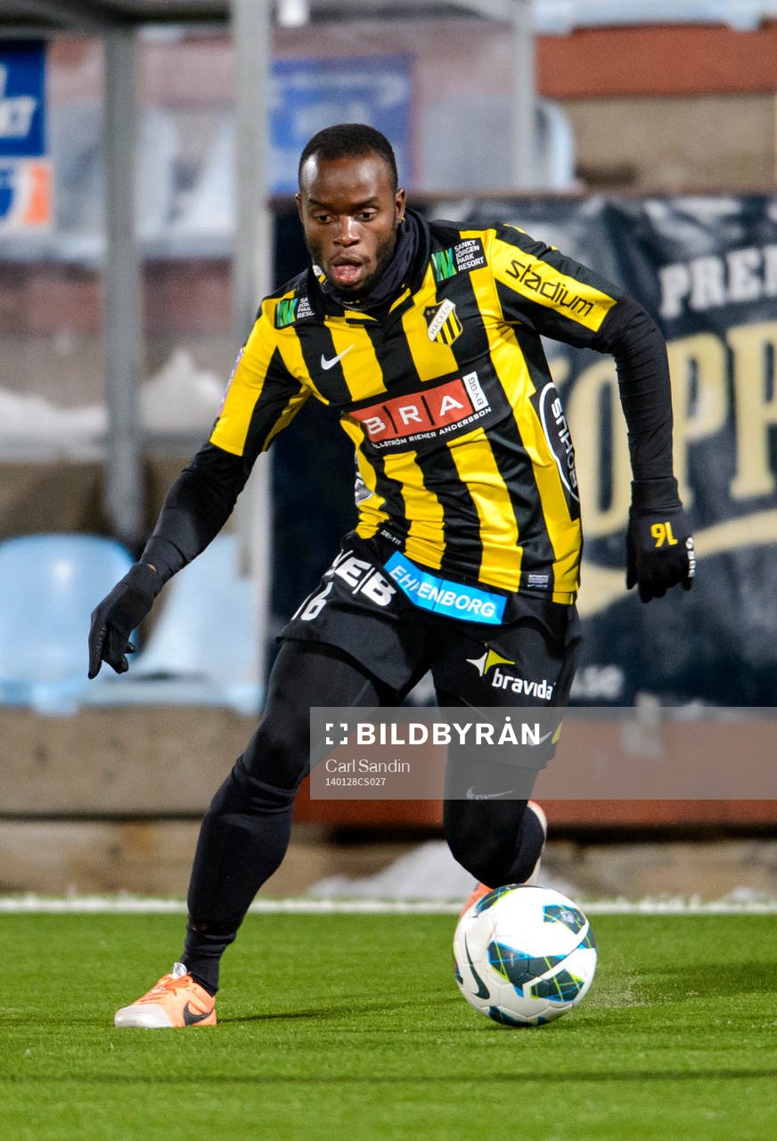 Häckens Sula Matovu med bollen
