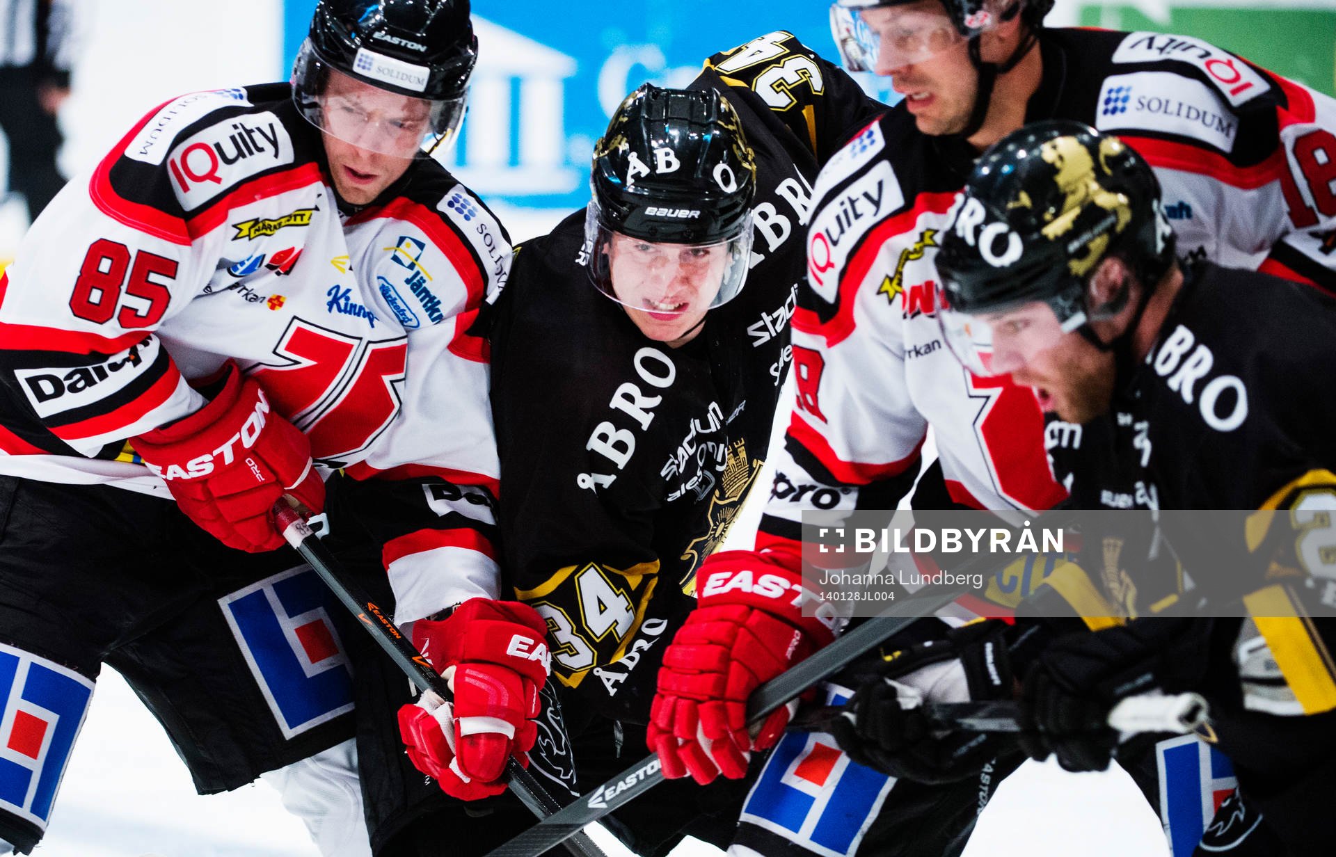s Michael Lindqvist (m) och Örebros Jared Aulin i kamp om