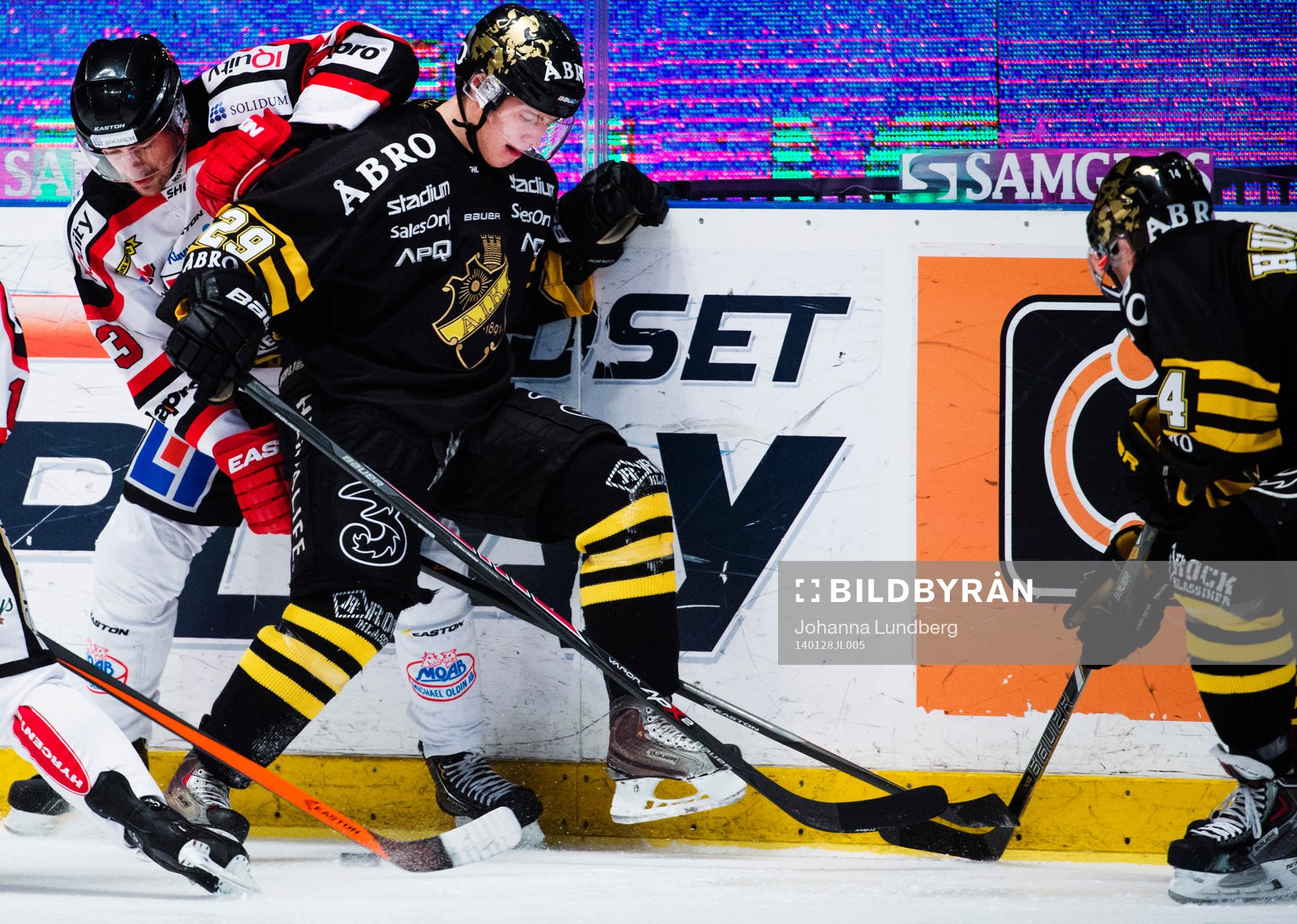 s Henrik Rommel i kamp om pucken